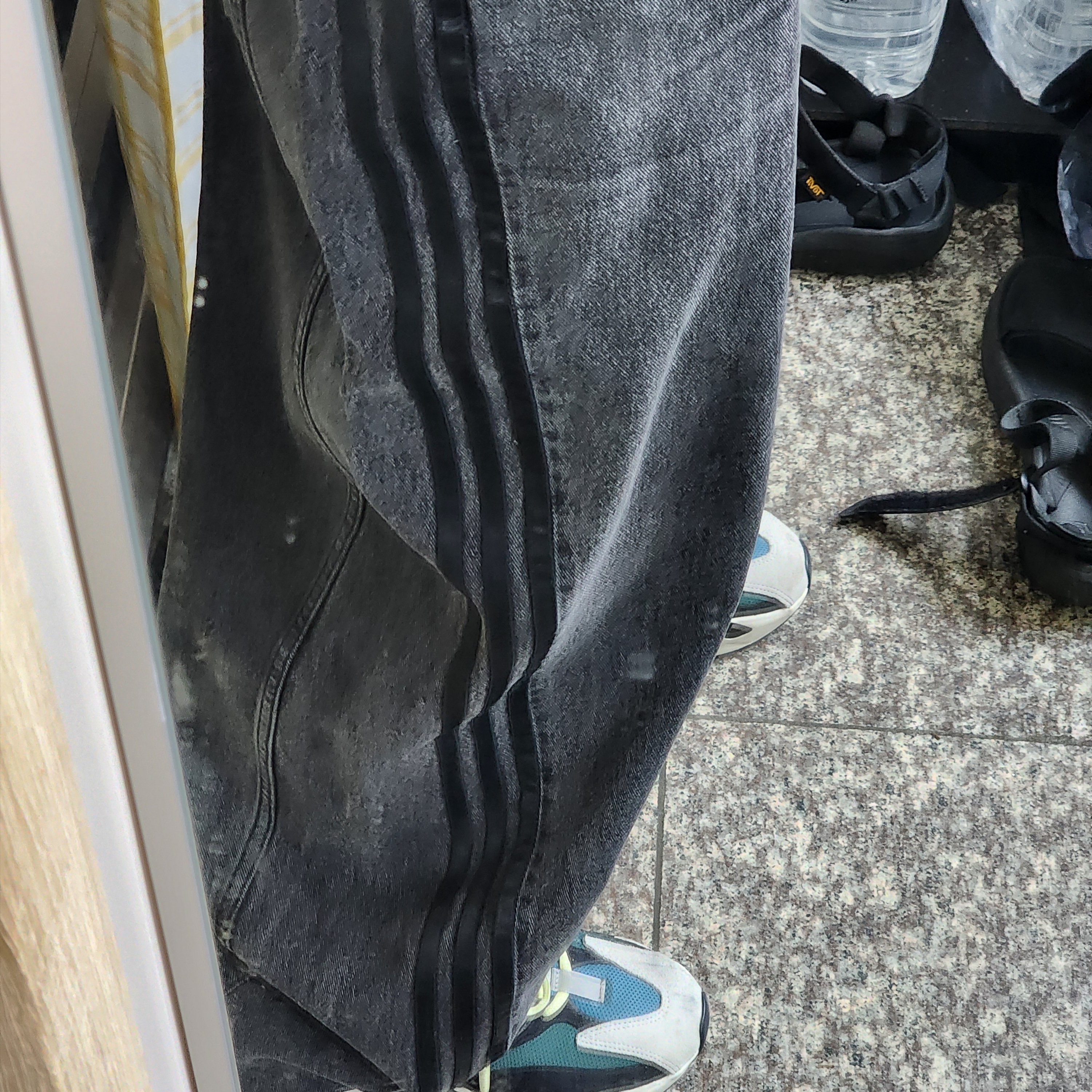 (W) Adidas Adilenium Season 3 Banana Fitted Washed Denim Pants Black - KR Sizing 착용 스타일