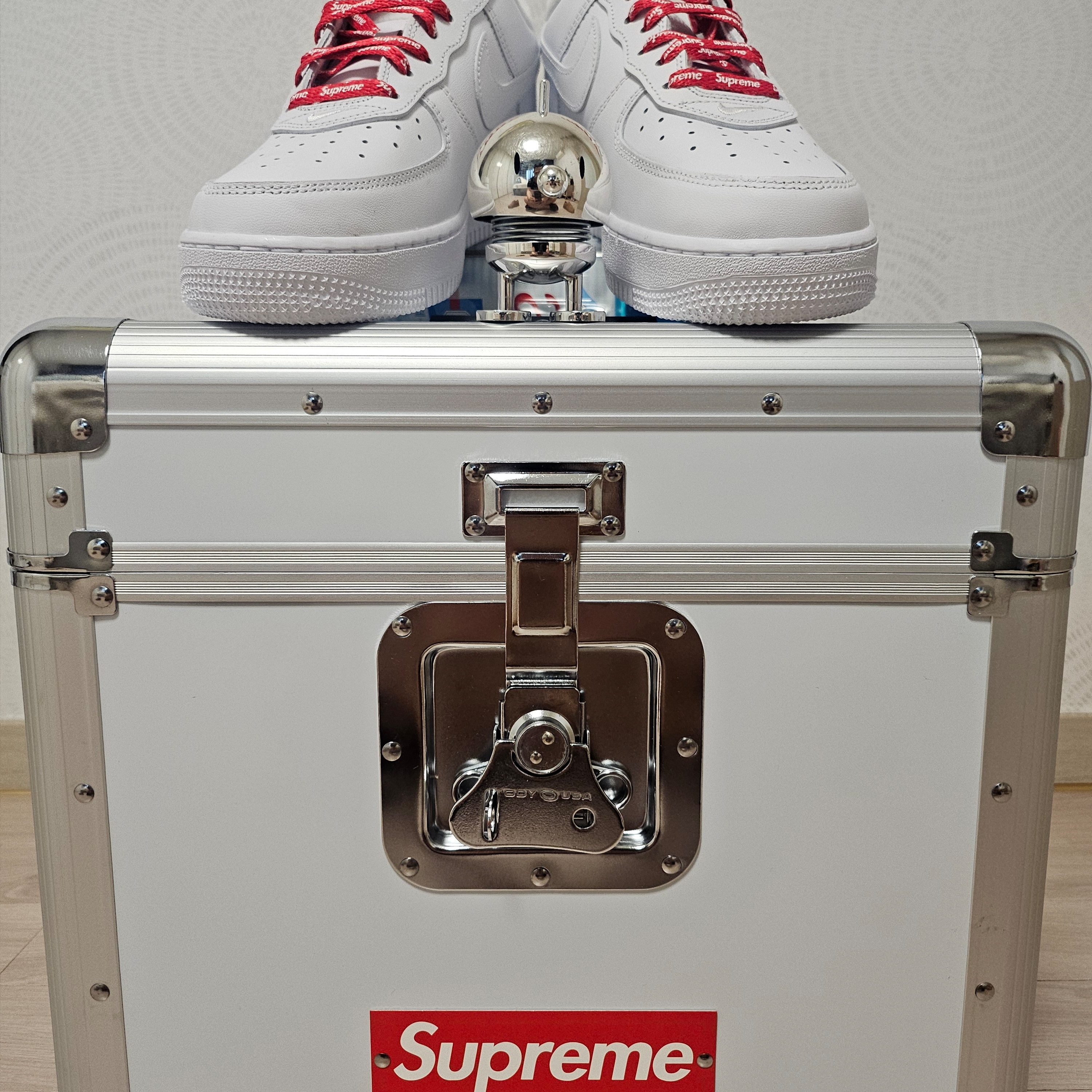 Nike x Supreme Air Force 1 Low White, Supreme x Odyssey Record Case White - 25SS 착용 스타일 - 1