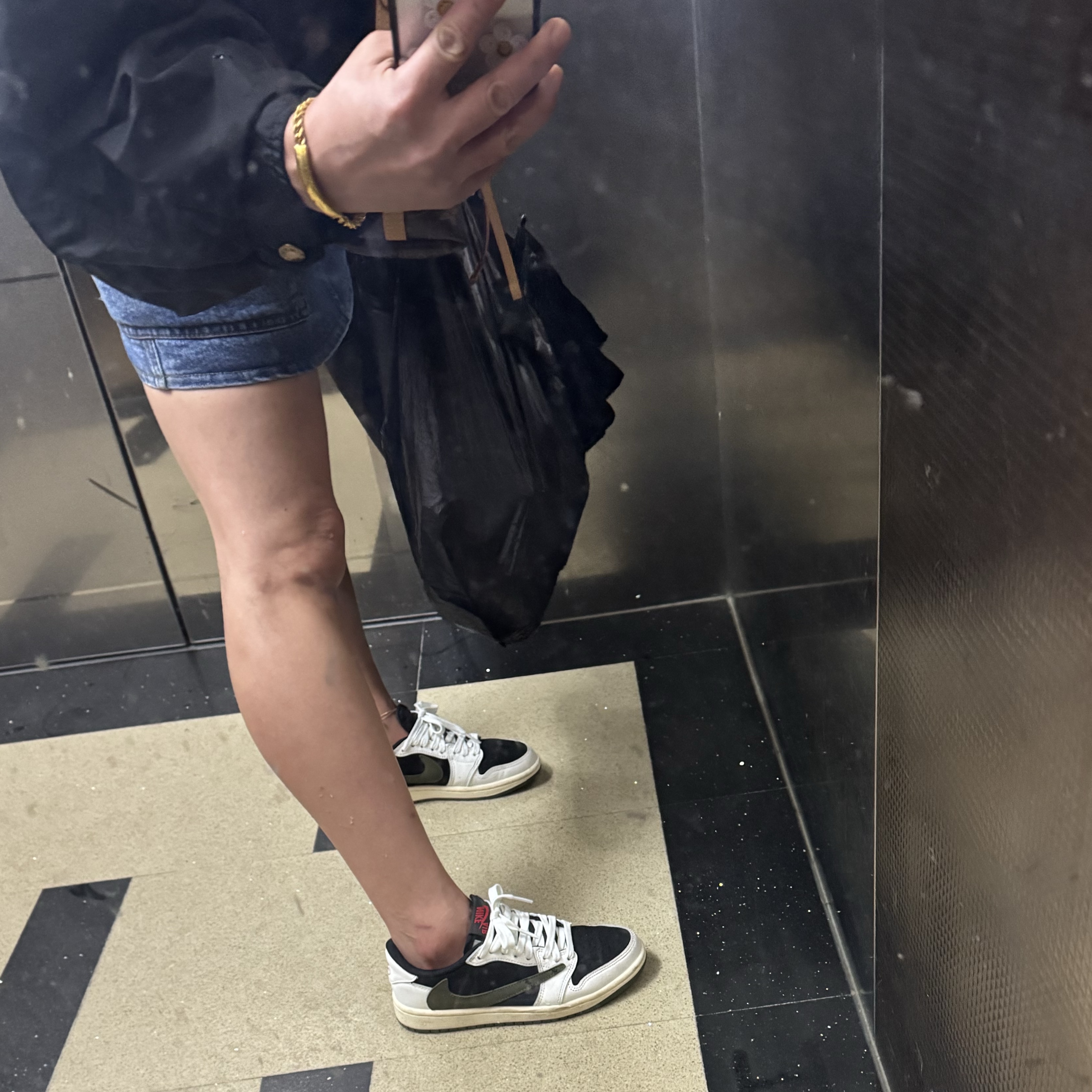 (W) Jordan 1 x Travis Scott Retro Low OG SP Medium Olive 착용 스타일 - 2