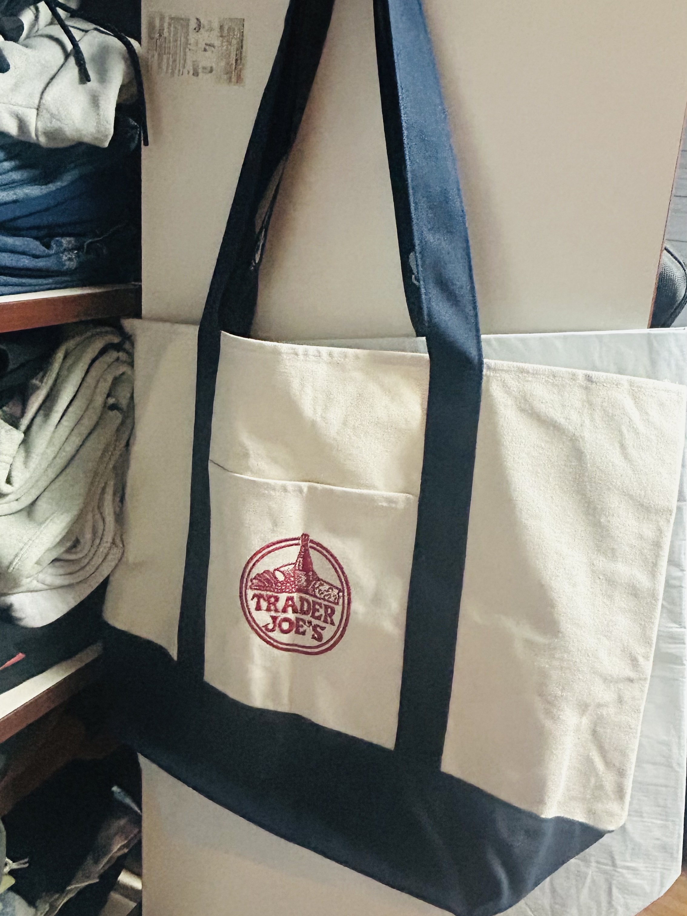 Trader Joe's Canvas Tote Bag Navy 착용 스타일