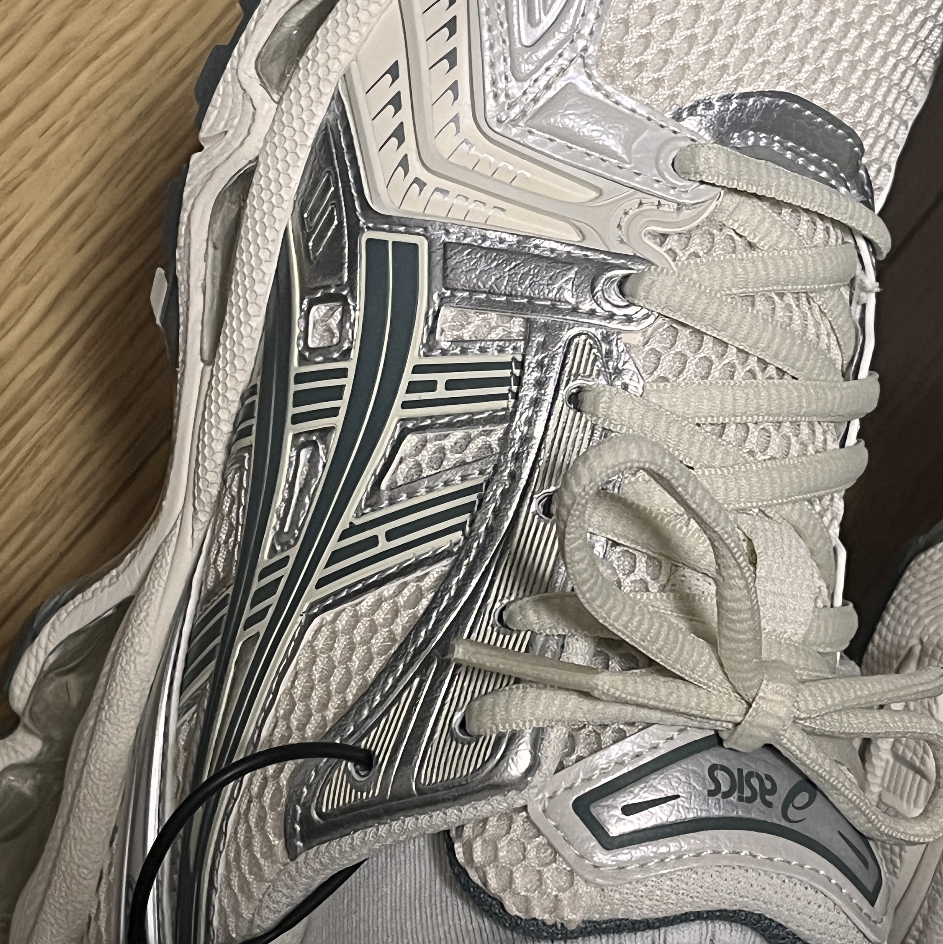 Asics Gel-Kayano 14 Birch Dark Pewter 착용 스타일