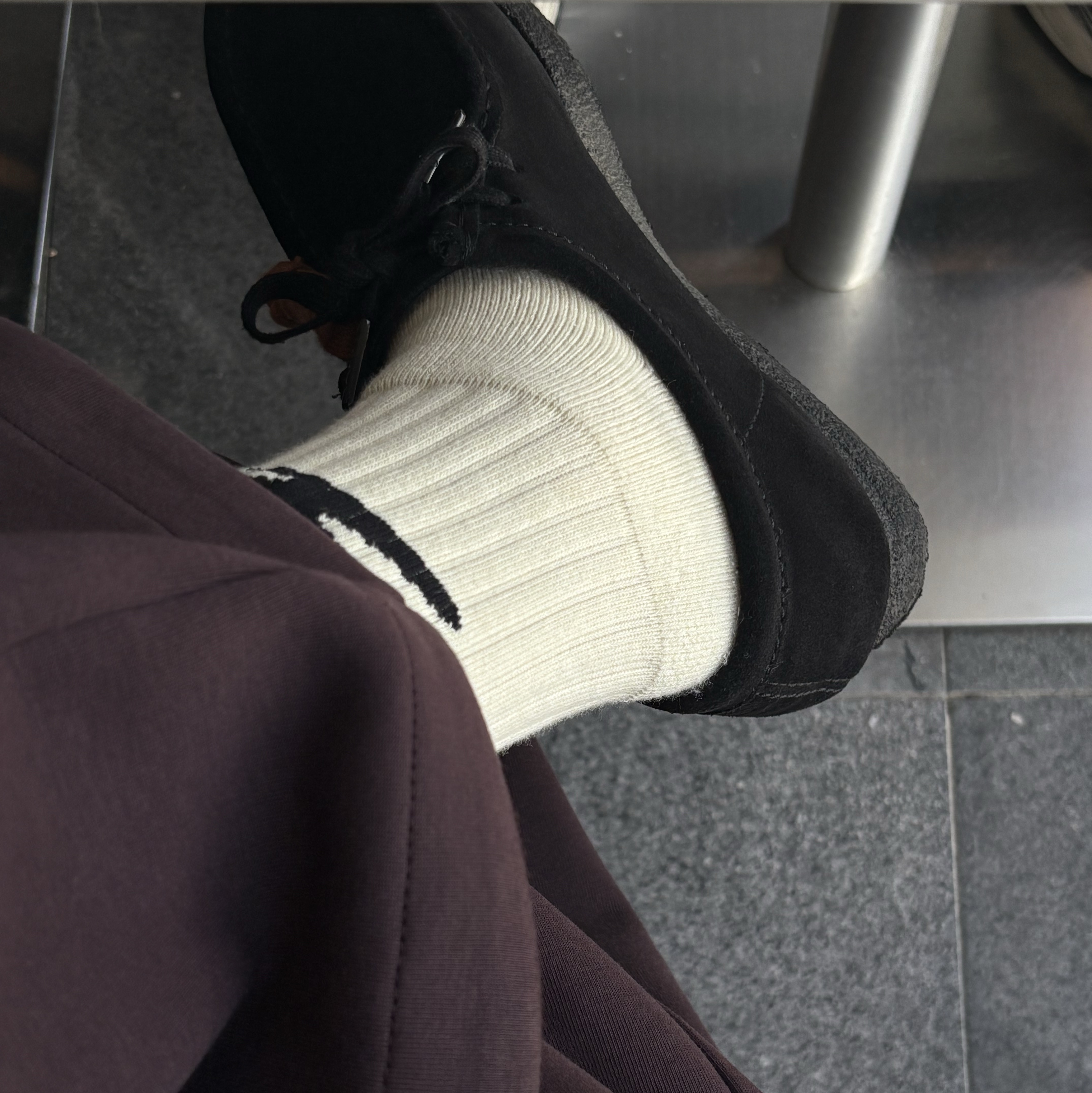 Clarks Wallabee Black Suede, Human Made HM Logo Socks White 착용 스타일