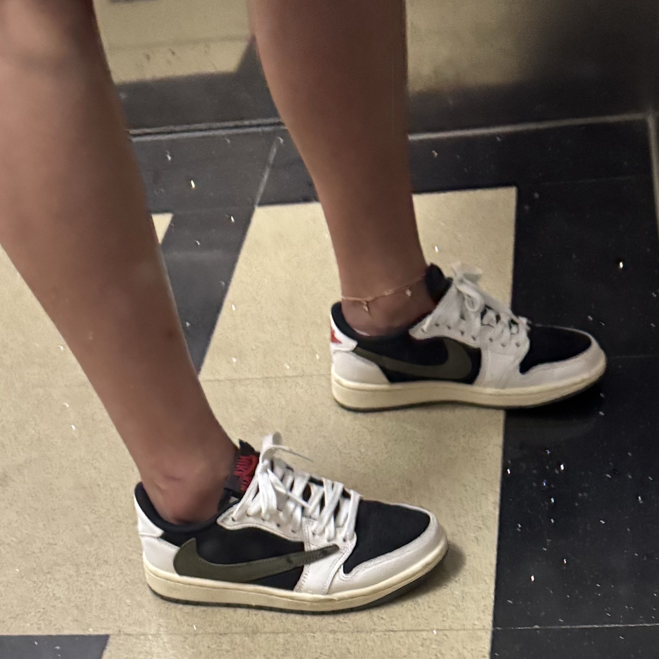 (W) Jordan 1 x Travis Scott Retro Low OG SP Medium Olive 착용 스타일 - 1