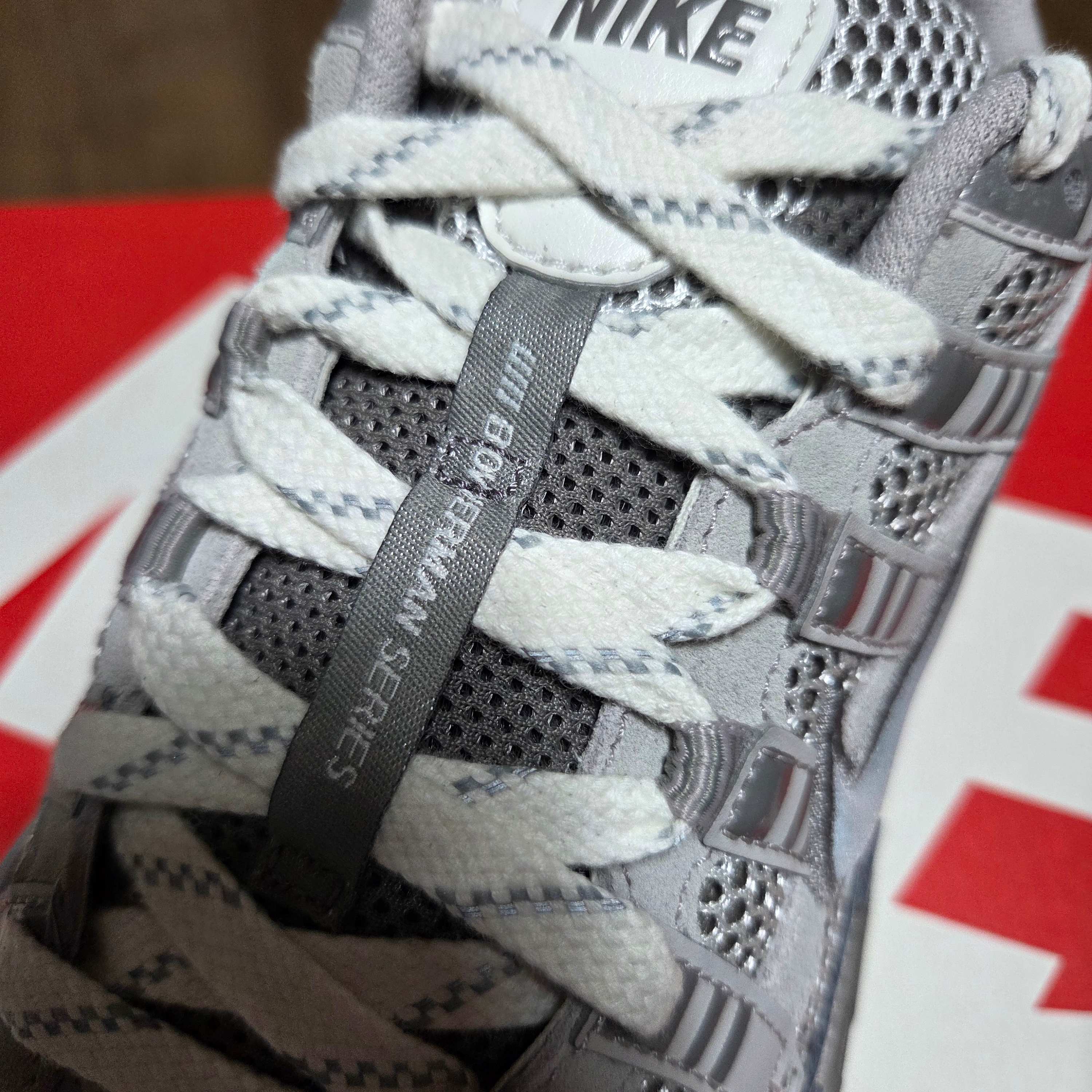 Nike P-6000 PRM Light Iron Ore 착용 스타일 - 1
