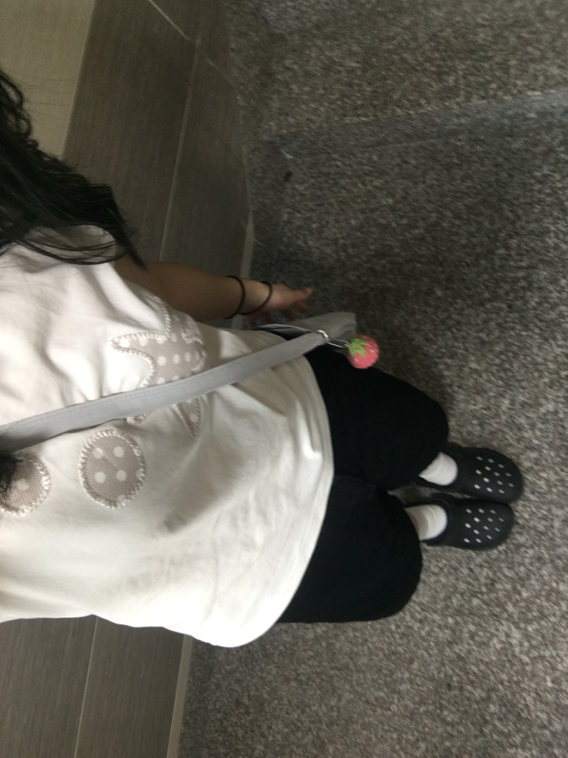 (W) Crocs Classic Platform Clog Black 착용 스타일 - 2