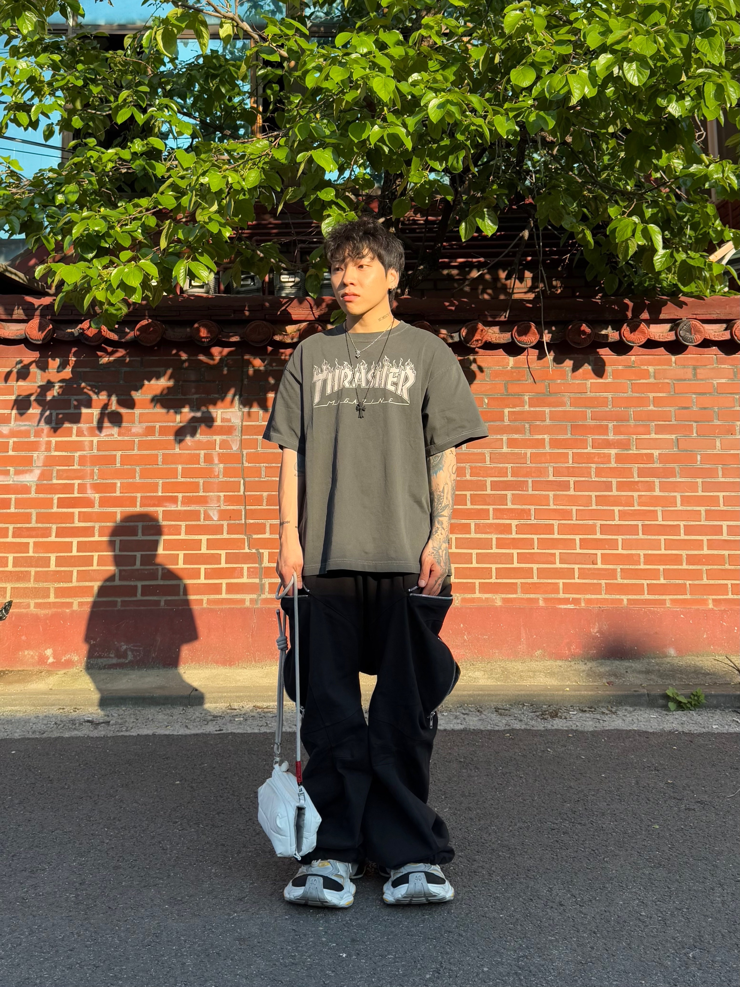 Balenciaga Cargo Sneakers Grey Black Yellow 착용 스타일 - 1