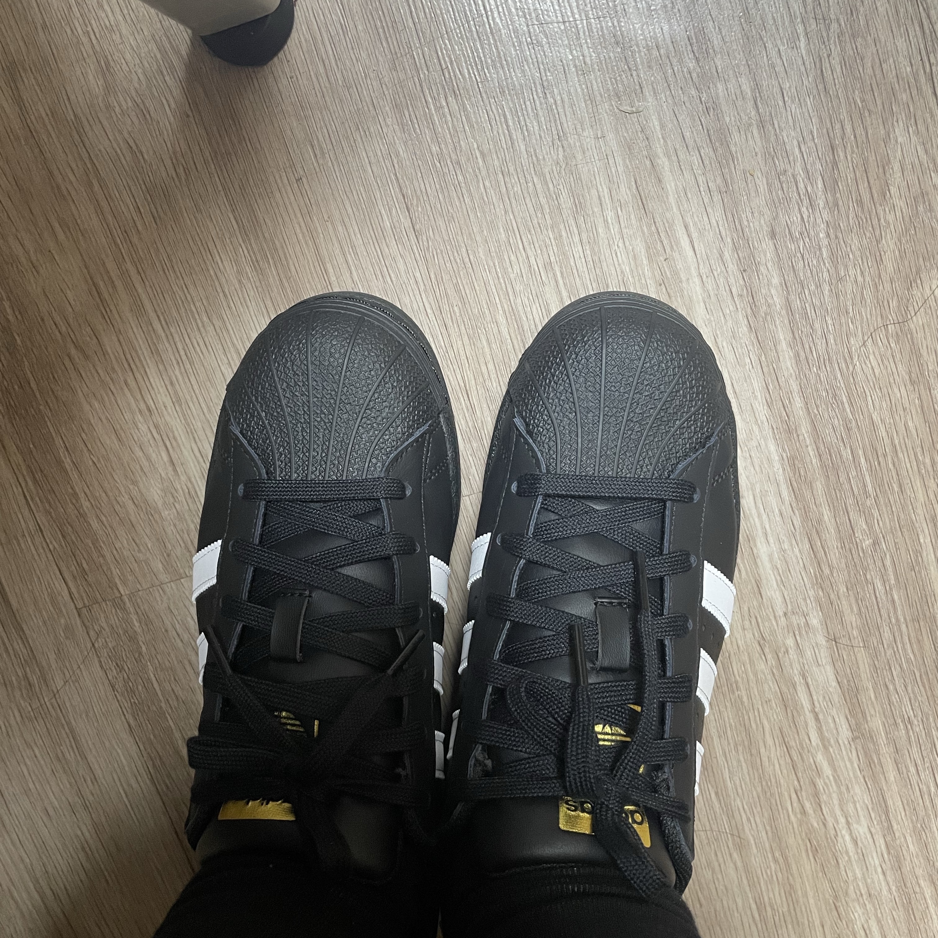 Adidas Superstar Core Black White 착용 스타일 - 2