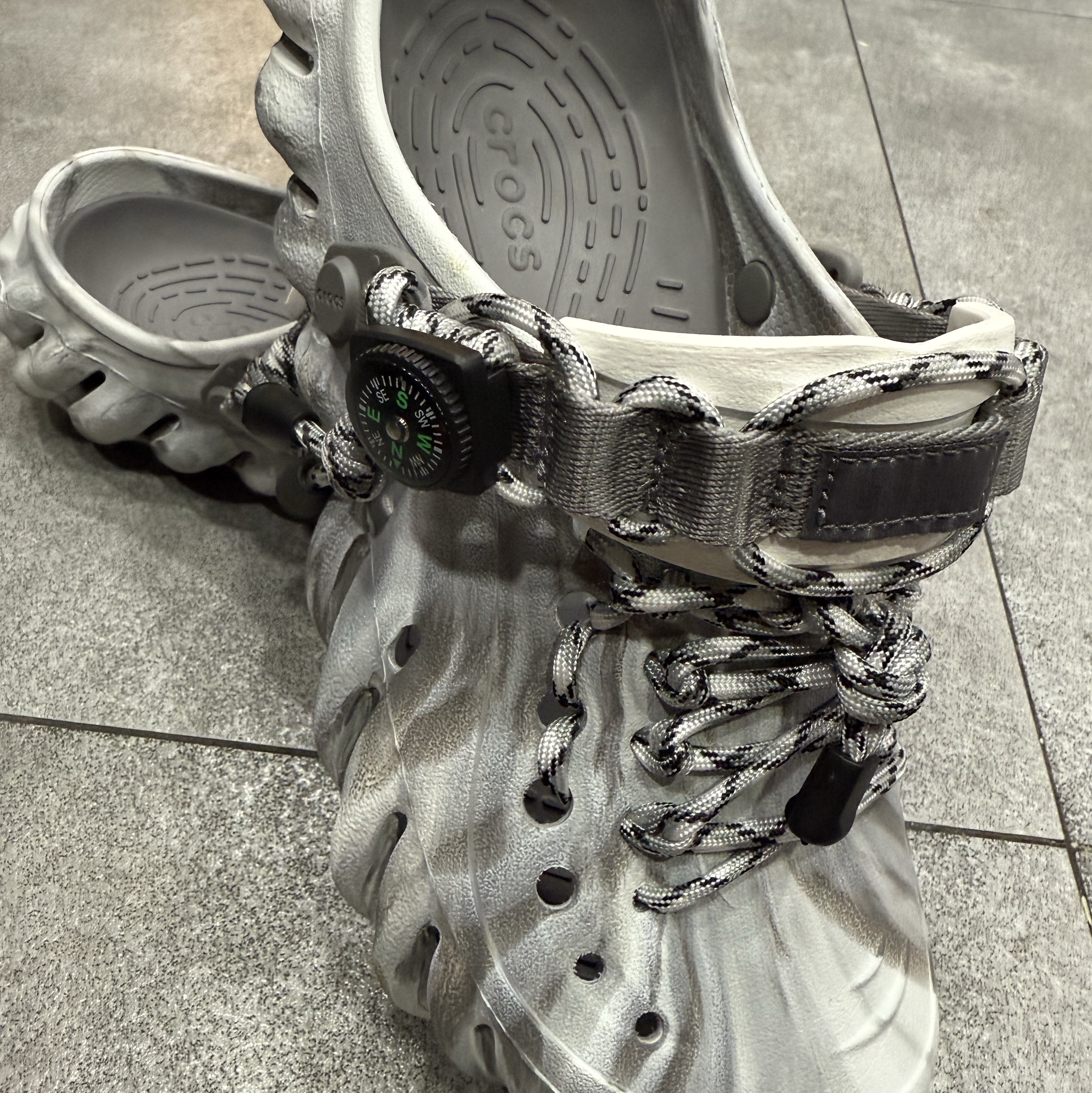 Crocs Echo Marbled Clog Moonlight Multi 착용 스타일