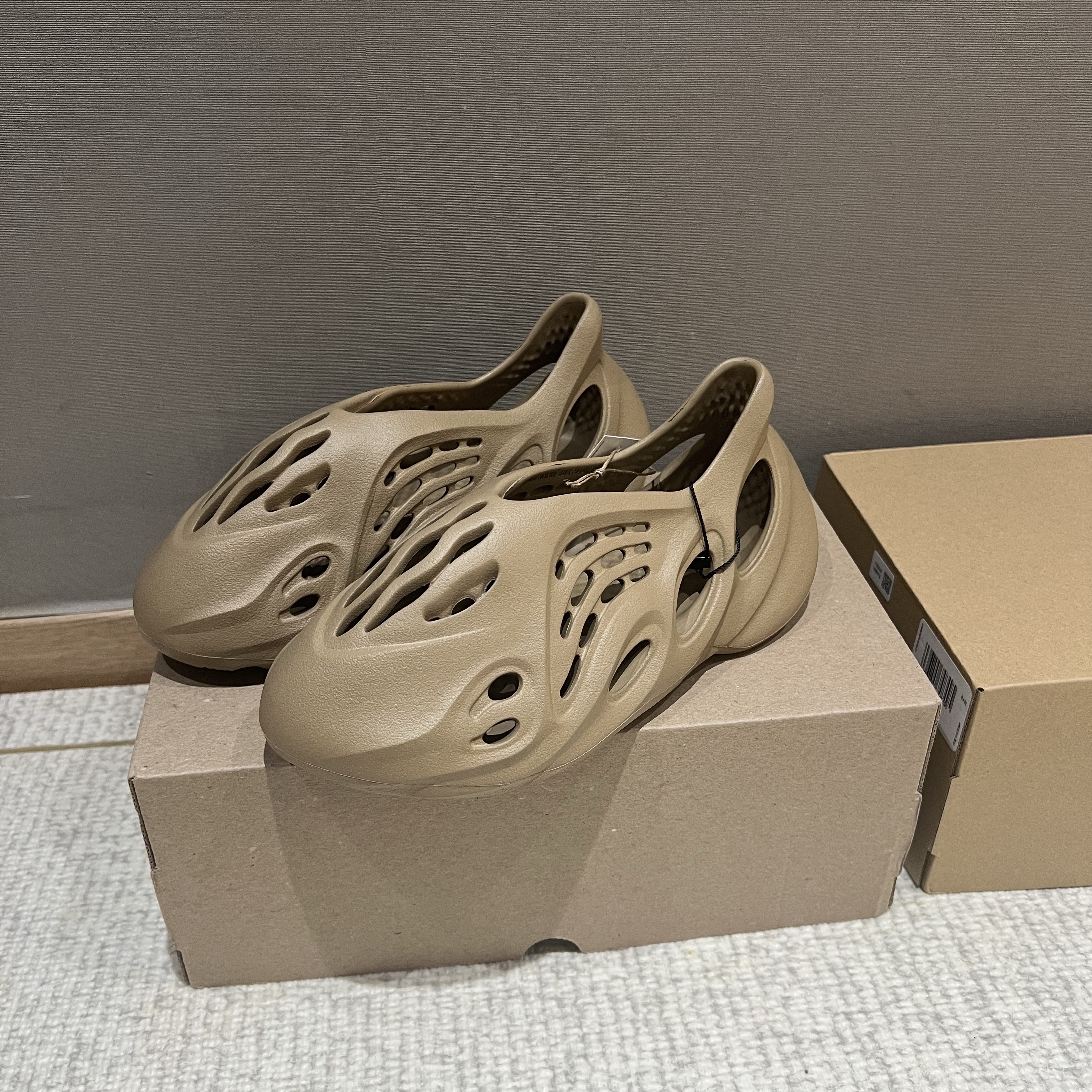 Adidas Yeezy Foam RNNR Clay Taupe 착용 스타일 - 2