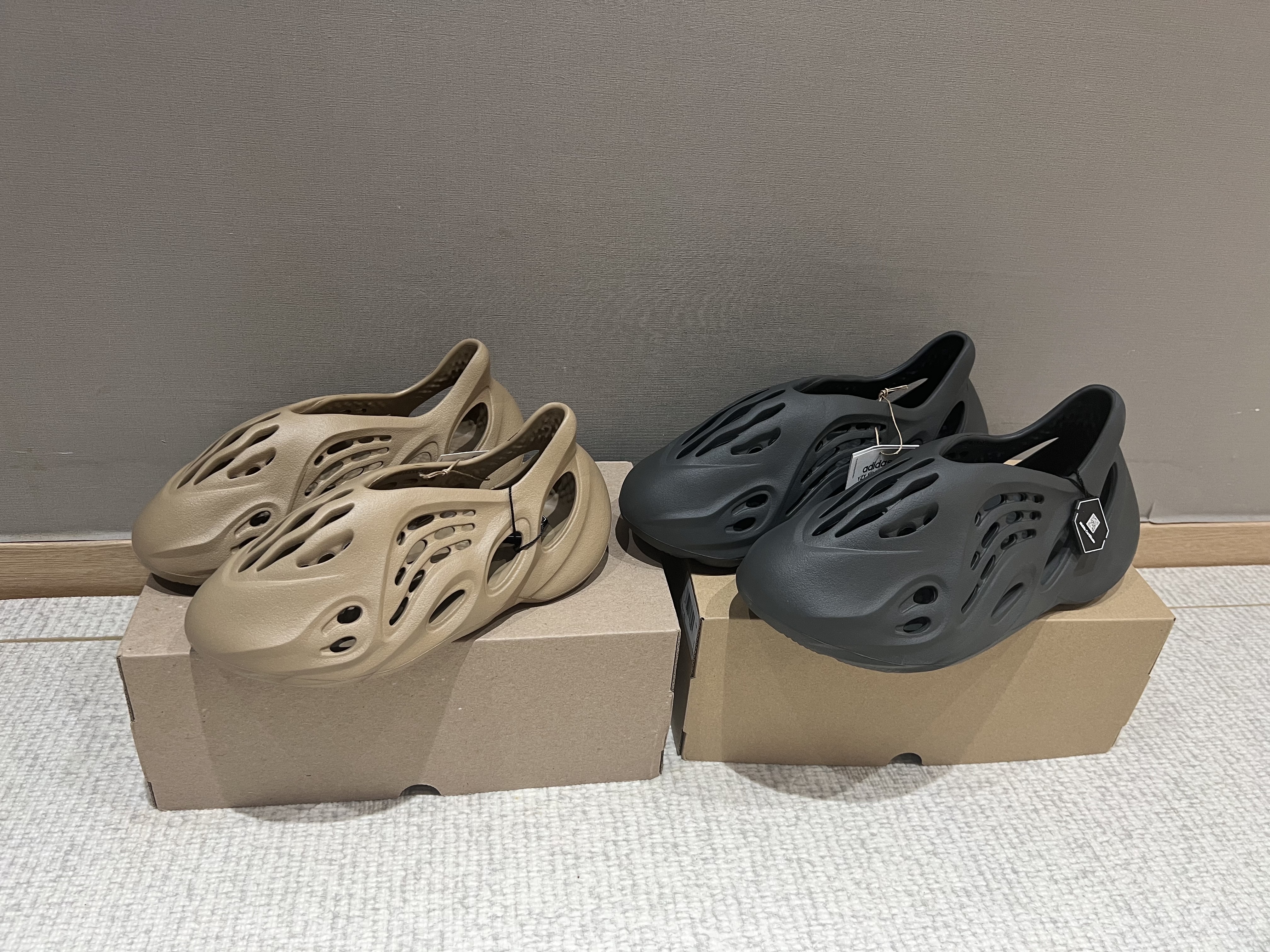 Adidas Yeezy Foam RNNR Clay Taupe, Adidas Yeezy Foam RNNR Carbon 착용 스타일