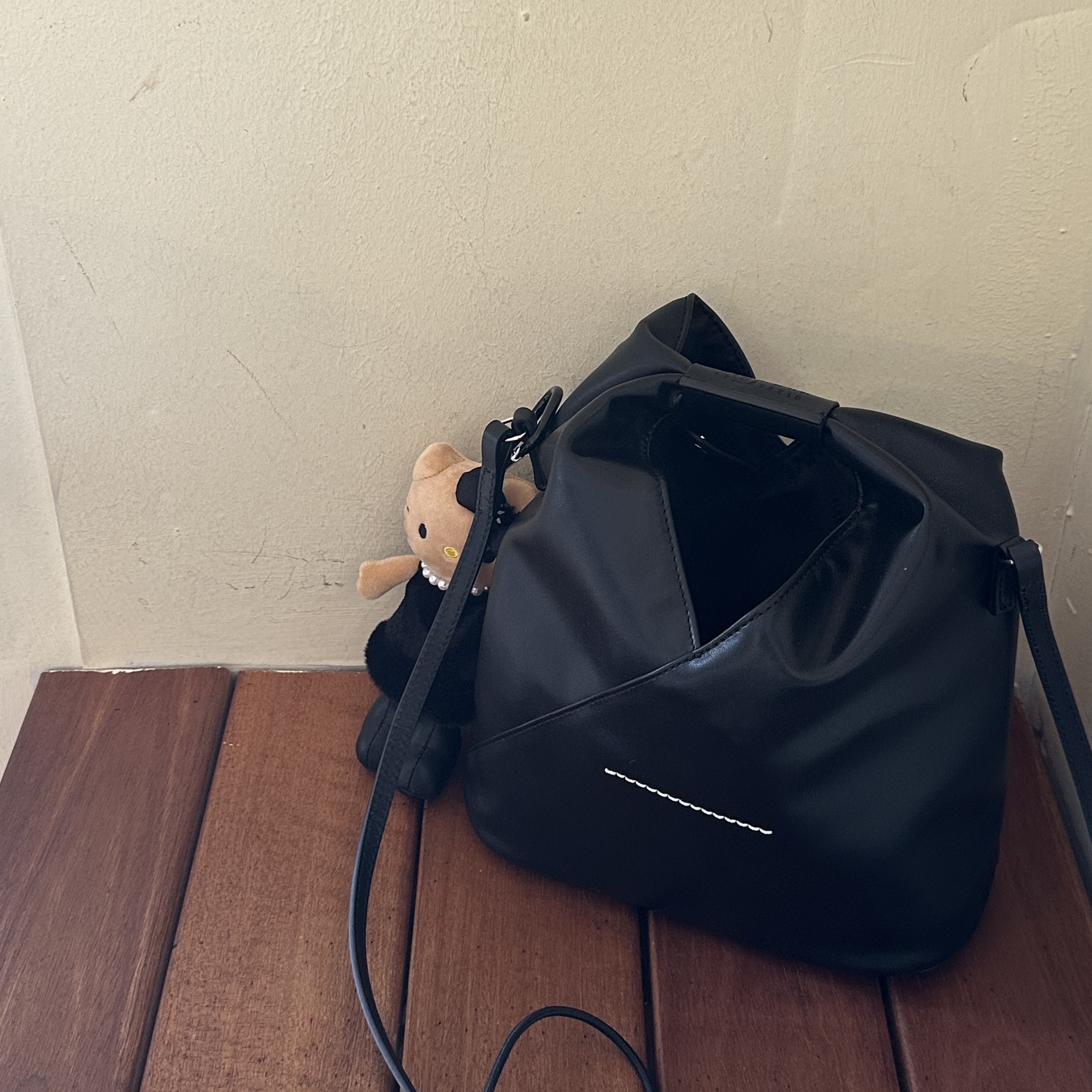 MM6 Maison Margiela Japanese Classic Crossbody Bag Black 착용 스타일