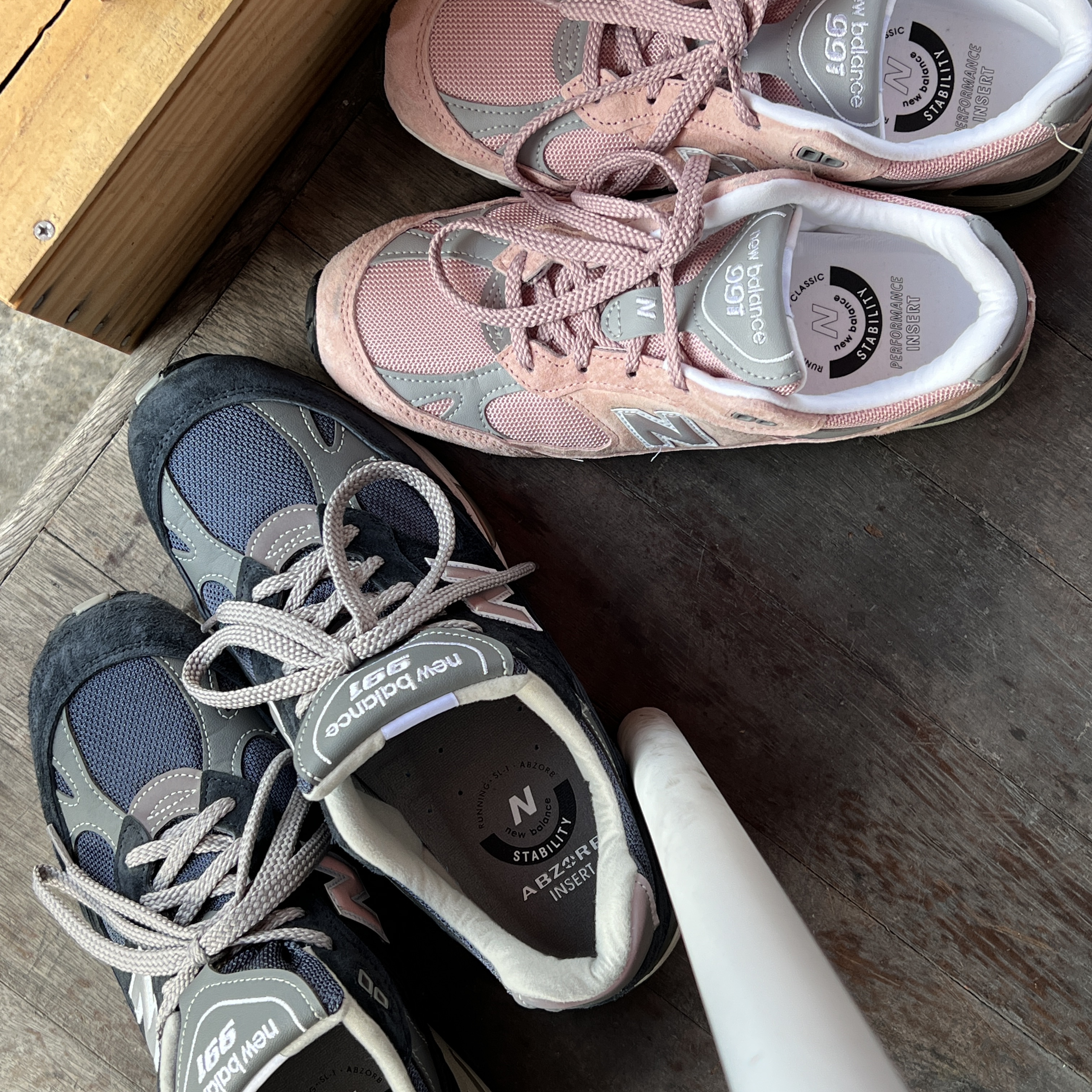 New Balance 991 Made in UK Navy, (W) New Balance 991 Made in UK Shy Pink 착용 스타일 - 1