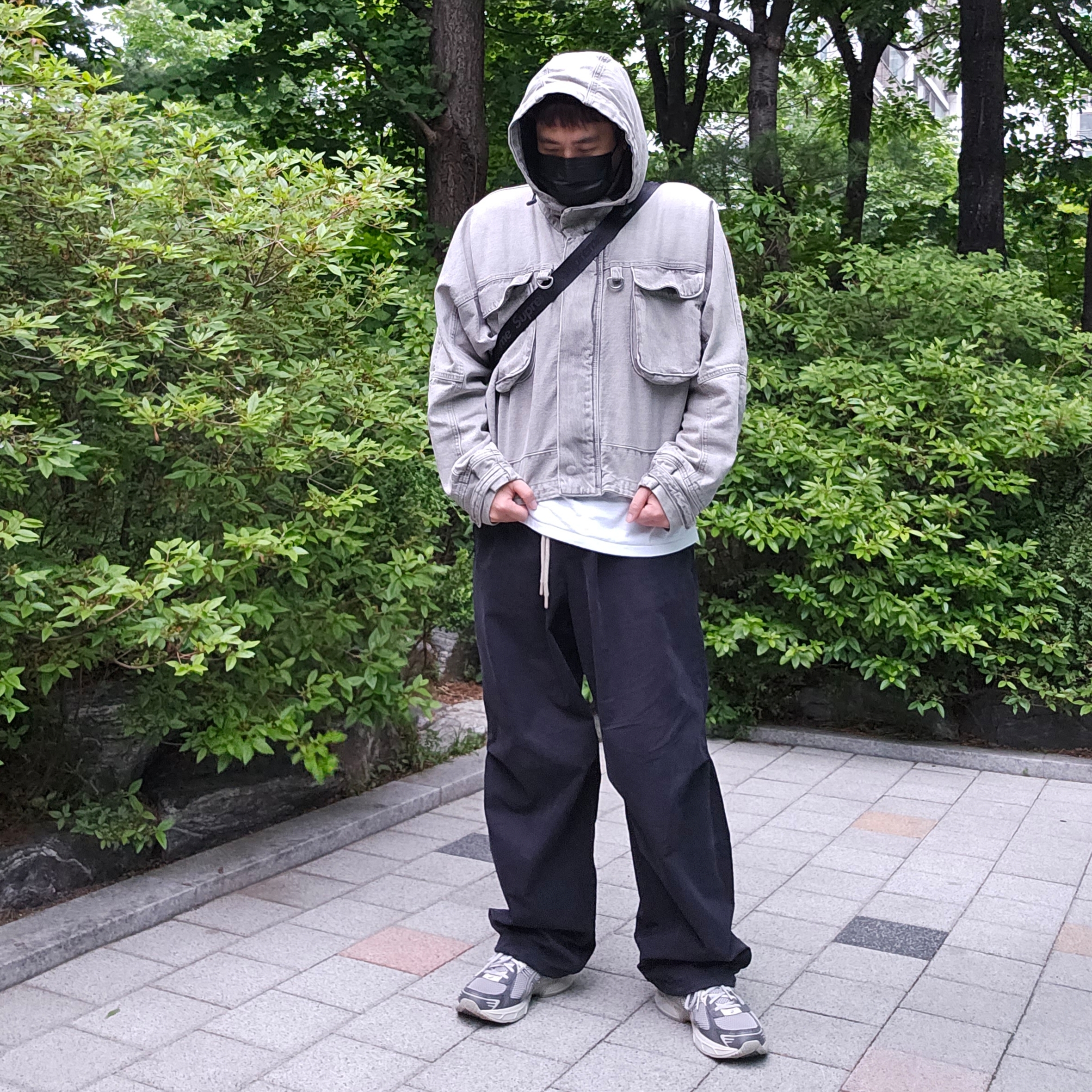 Zara Denim Hoodie Jumper Light Grey, Stussy Doberman T-Shirt White 착용 스타일 - 1