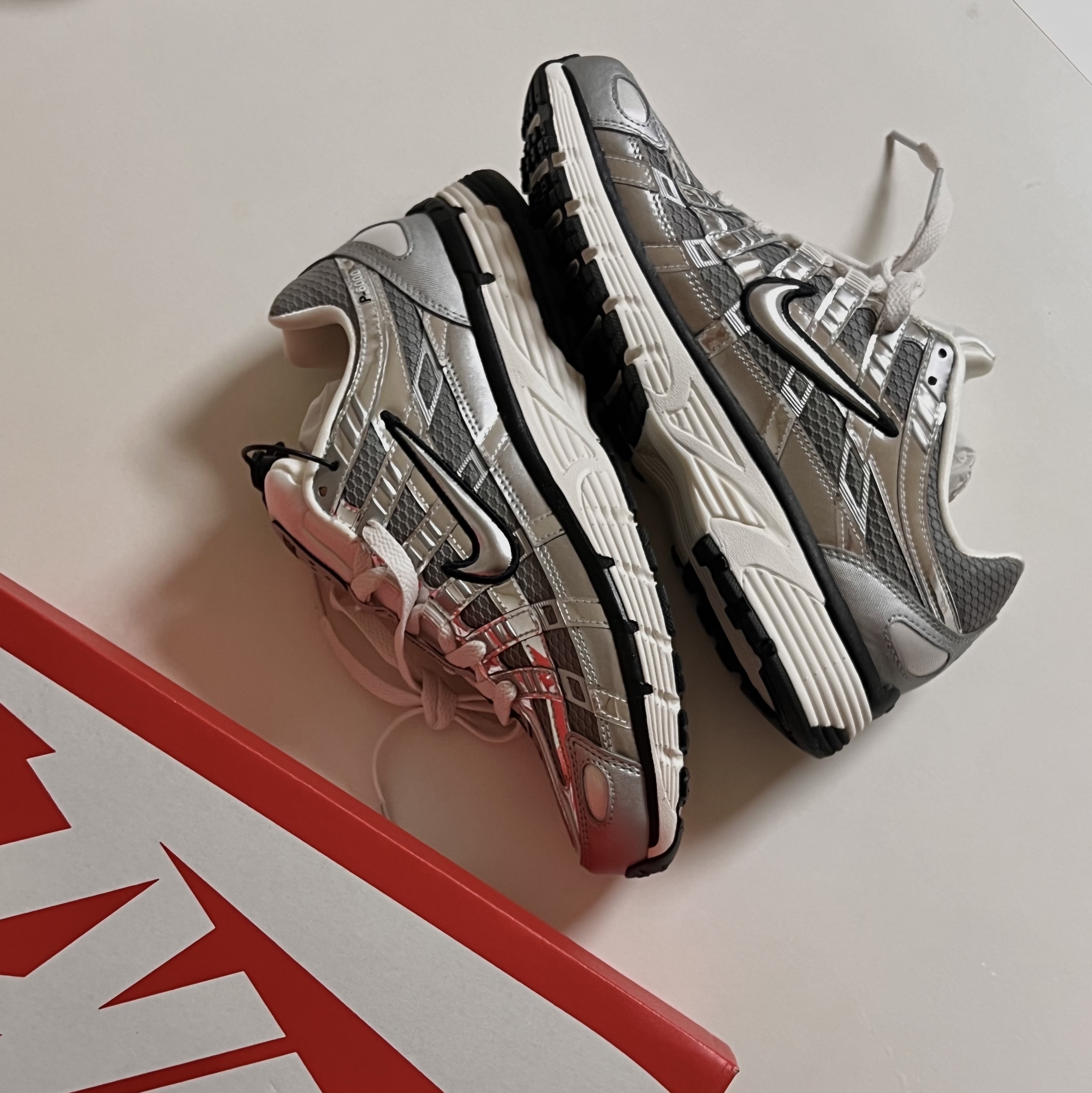 Nike P-6000 Metallic Silver 착용 스타일