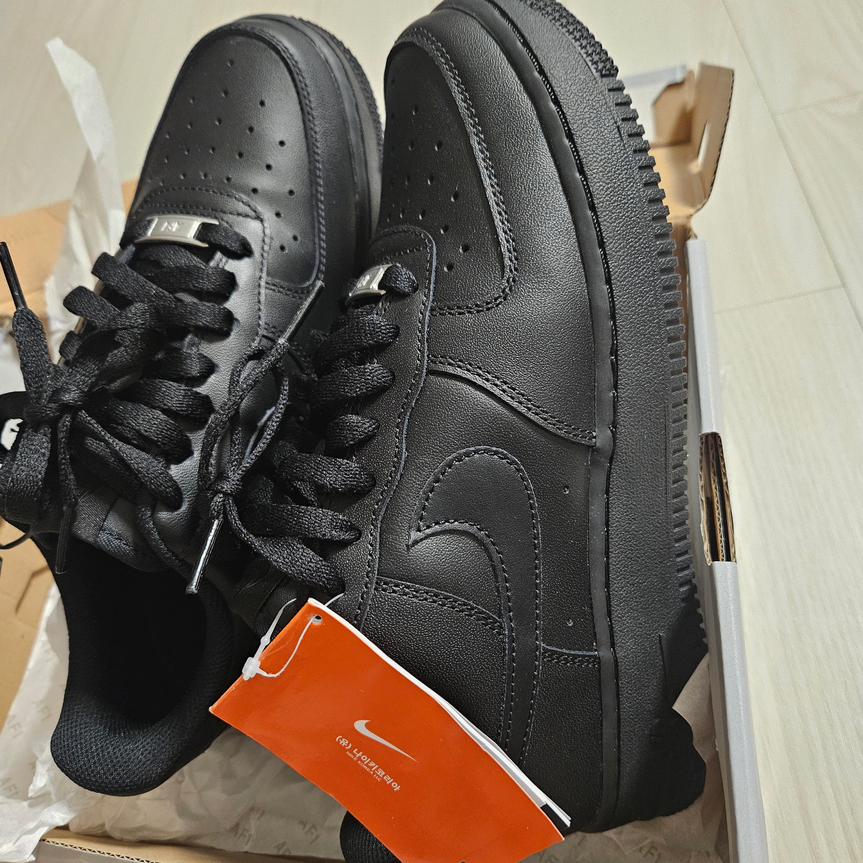 (W) Nike Air Force 1 '07 Low Triple Black 착용 스타일
