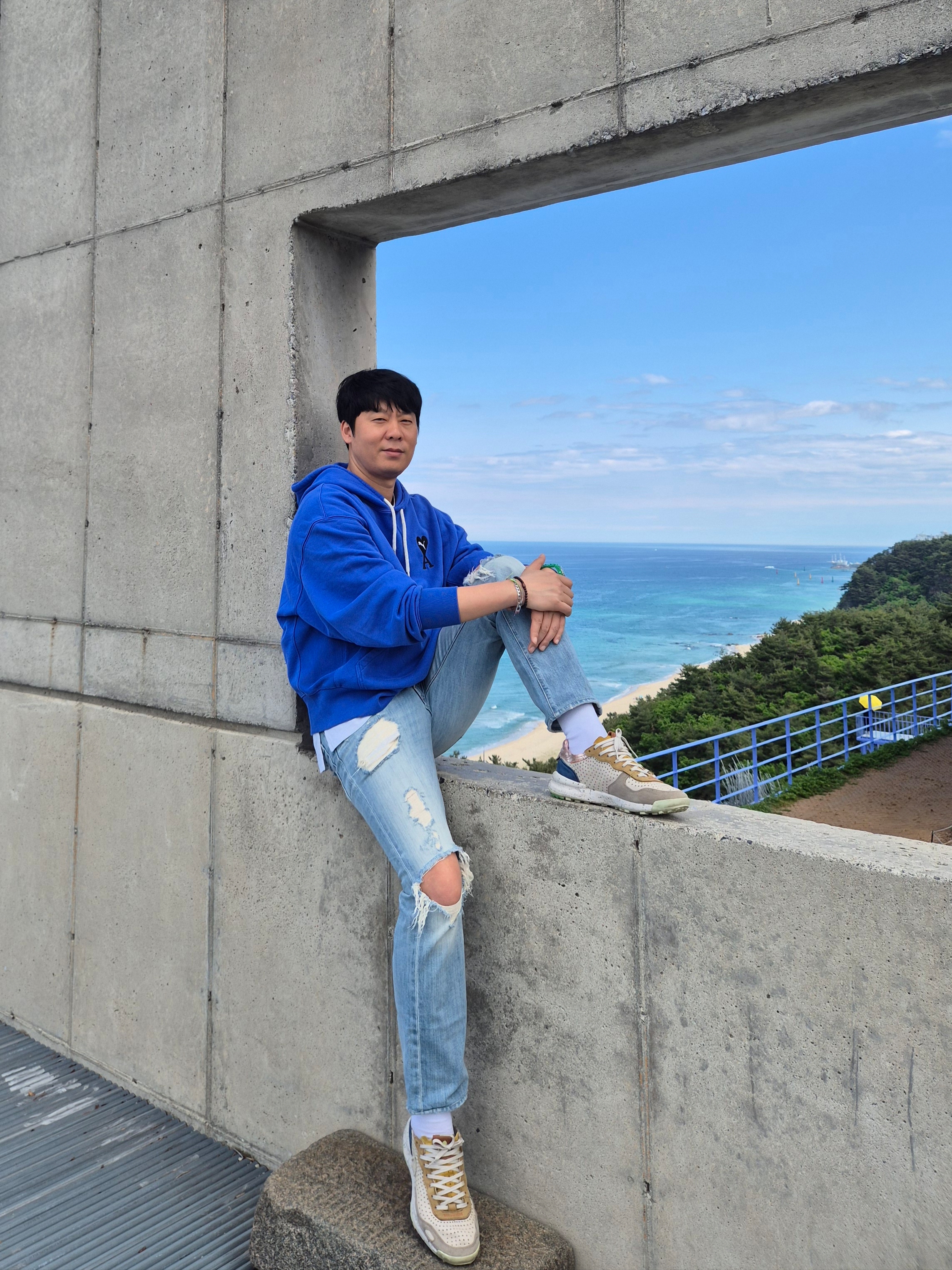 Puma x AMI Hoodie Dazzling Blue 착용 스타일 - 3