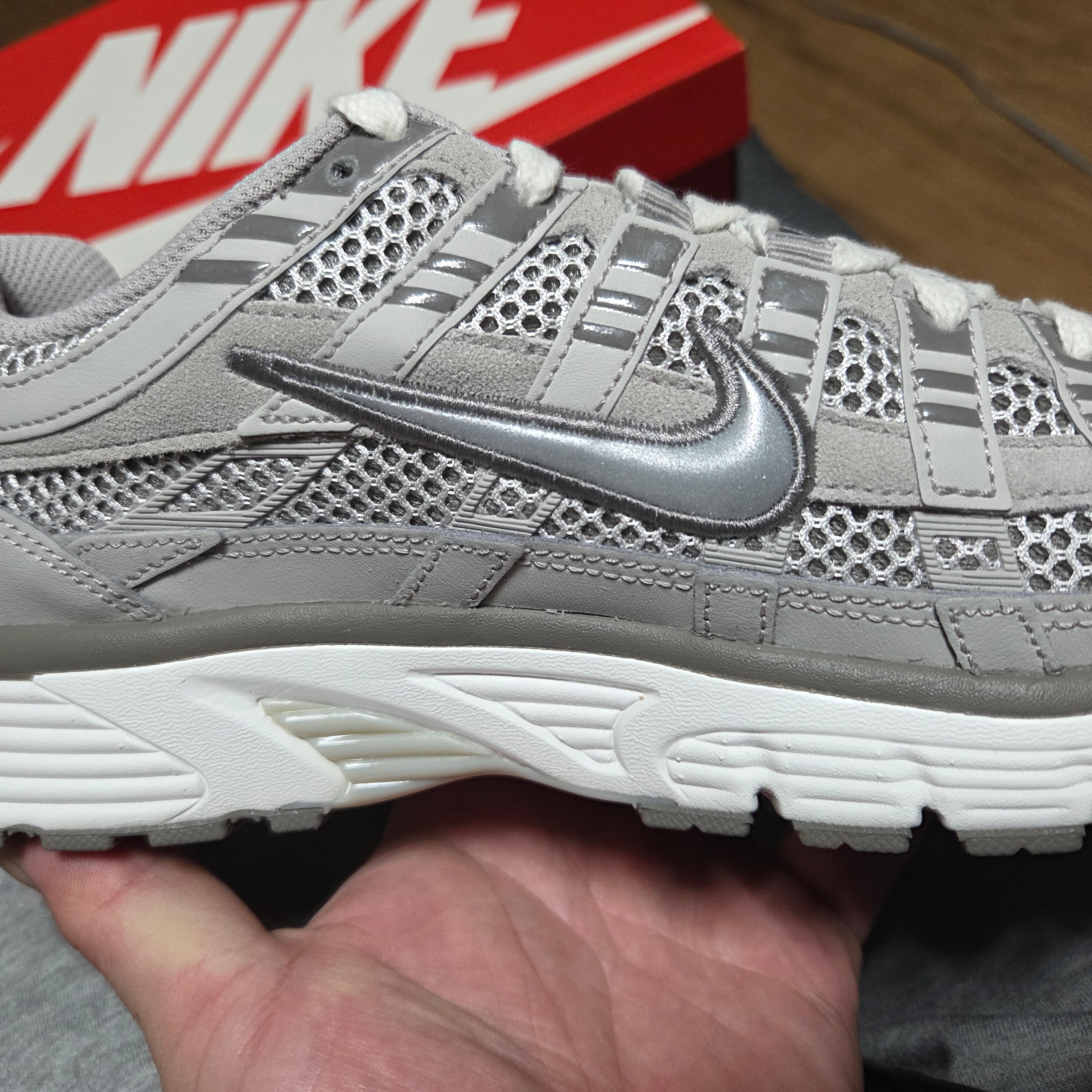 Nike P-6000 PRM Light Iron Ore 착용 스타일 - 3