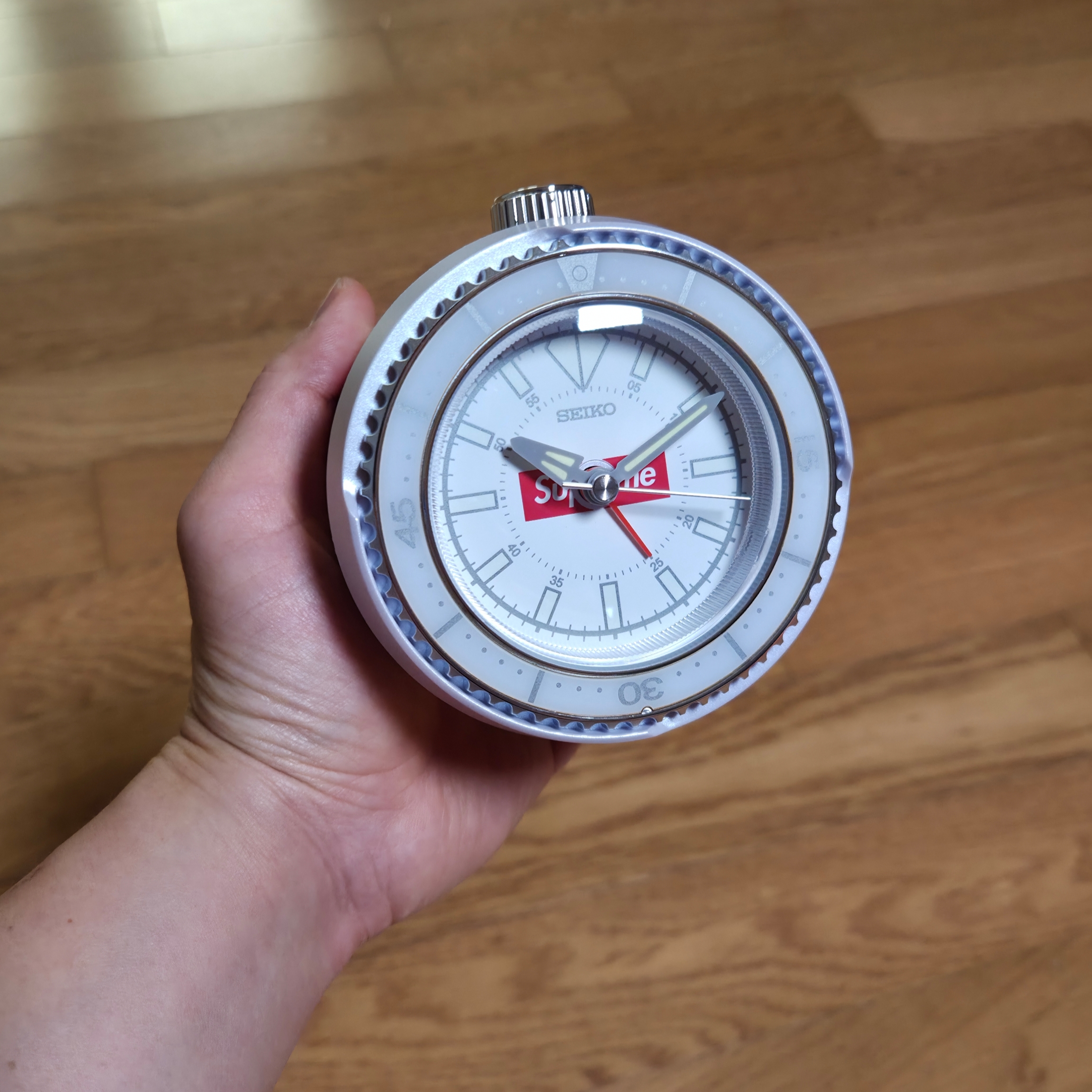 Supreme x Seiko Mai Alarm Clock White - 25SS 착용 스타일