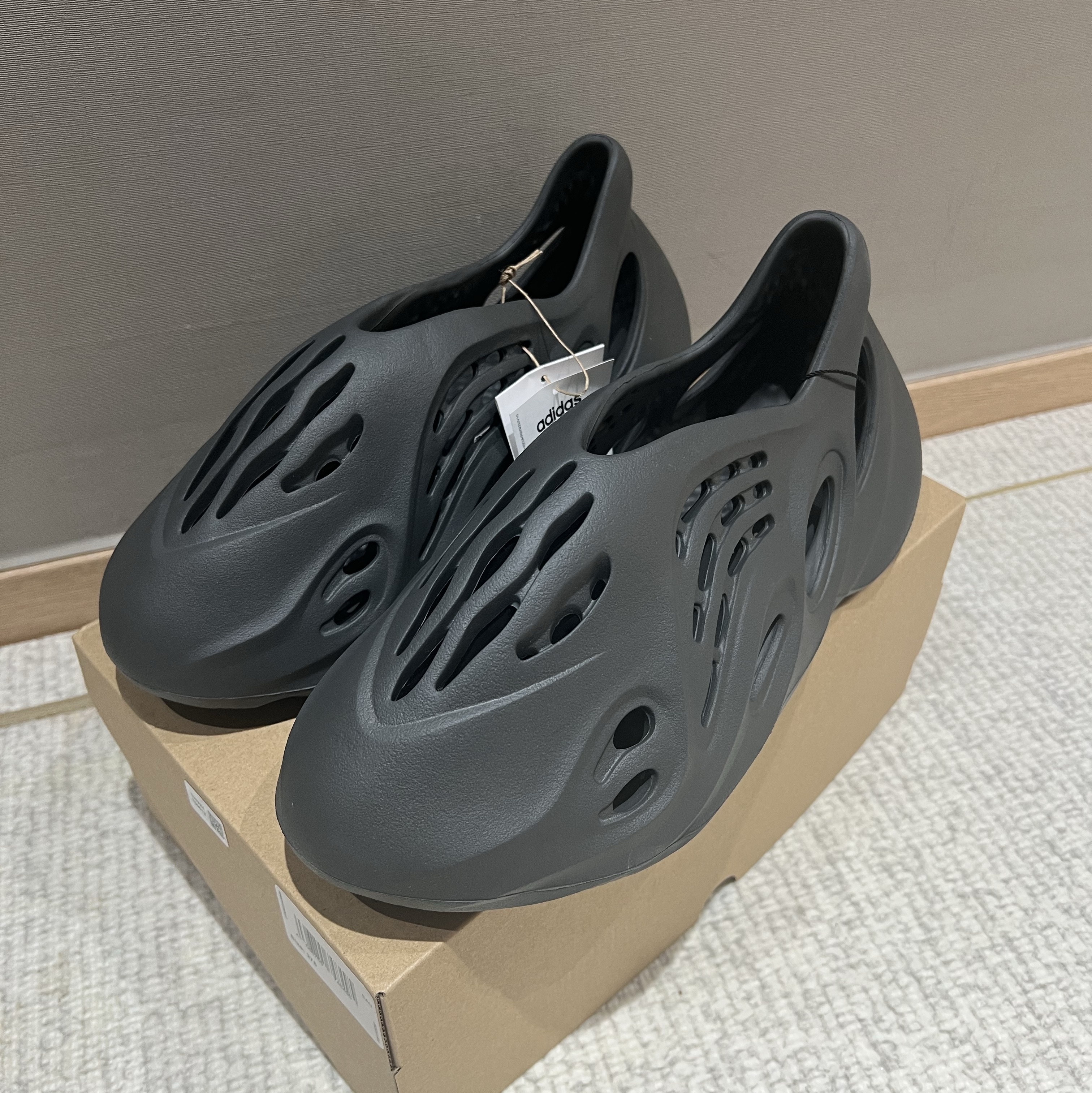 Adidas Yeezy Foam RNNR Carbon 착용 스타일 - 2