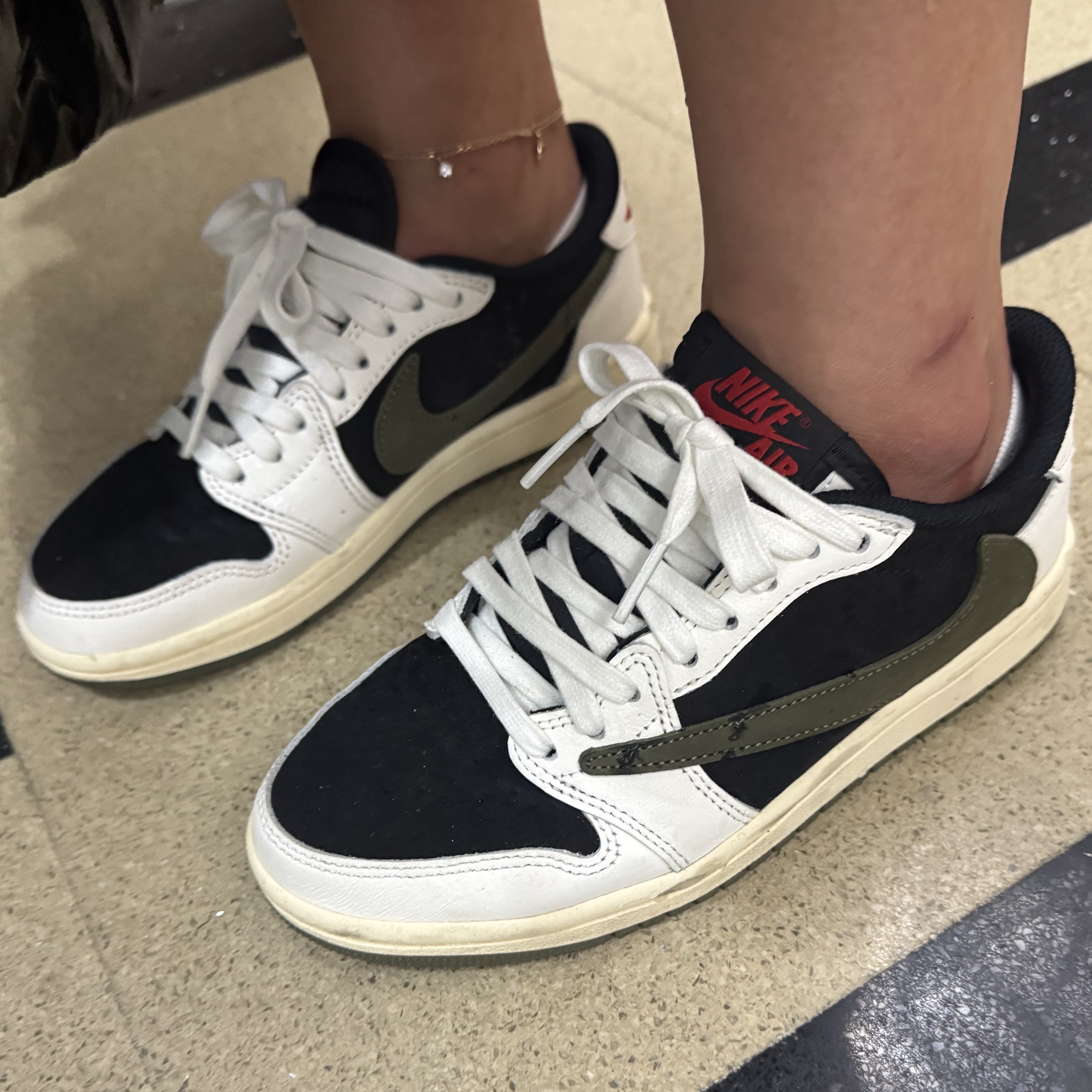 (W) Jordan 1 x Travis Scott Retro Low OG SP Medium Olive 착용 스타일 - 3