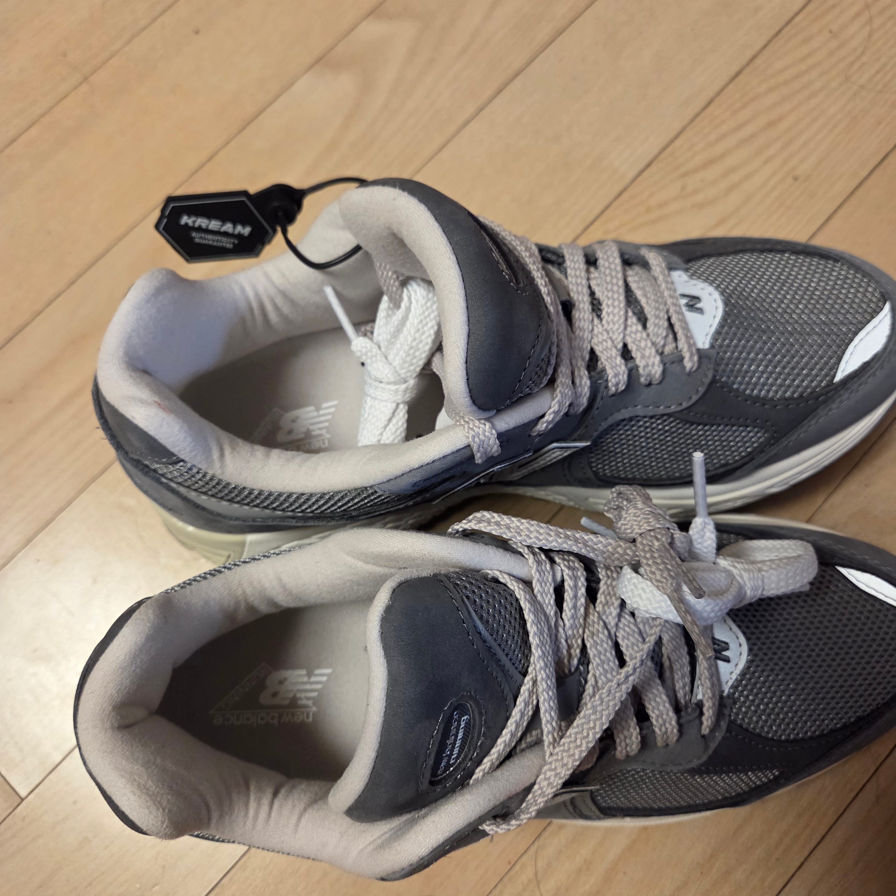 New Balance 2002R Premium Vintage Grey 착용 스타일 - 1