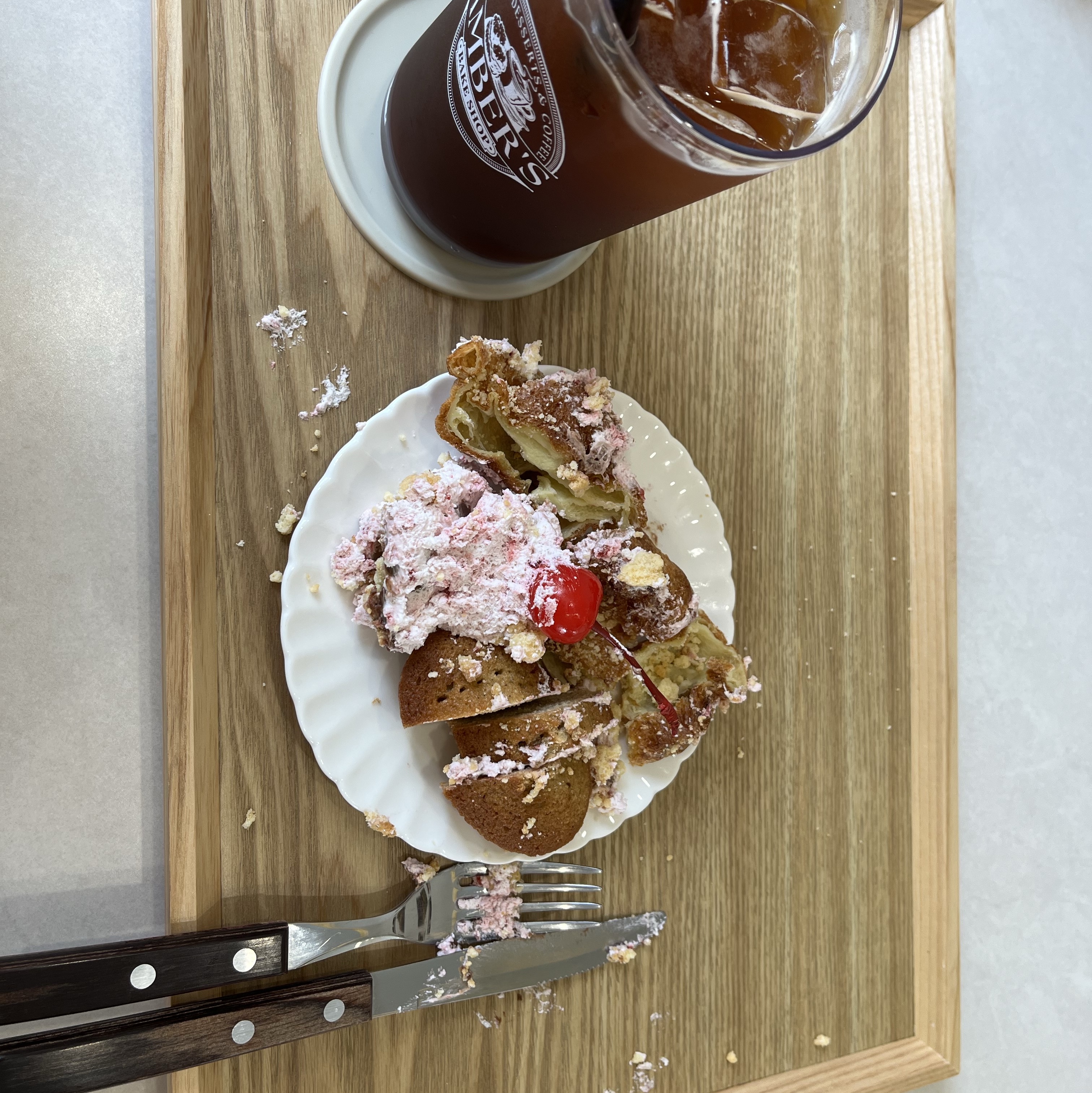 (W) UGG GoldenGlow Bison Brown, Burberry Thomas Bear Charm in Trench Coat Archive Beige 착용 스타일 - 3