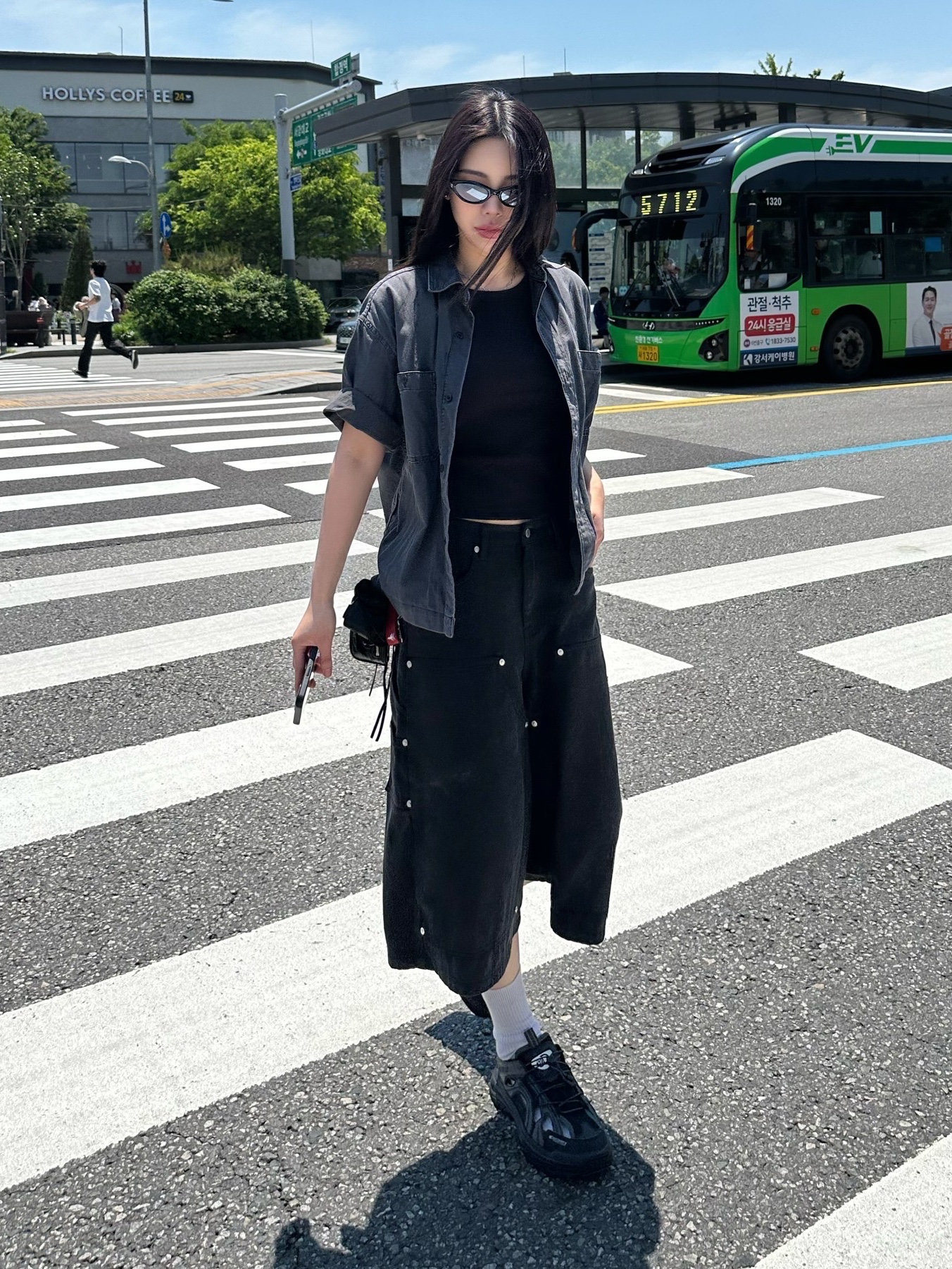 Gentle Monster Kiko 01 SM Black Gray, Balenciaga Le Cagole Coin Purse Black 착용 스타일 - 1