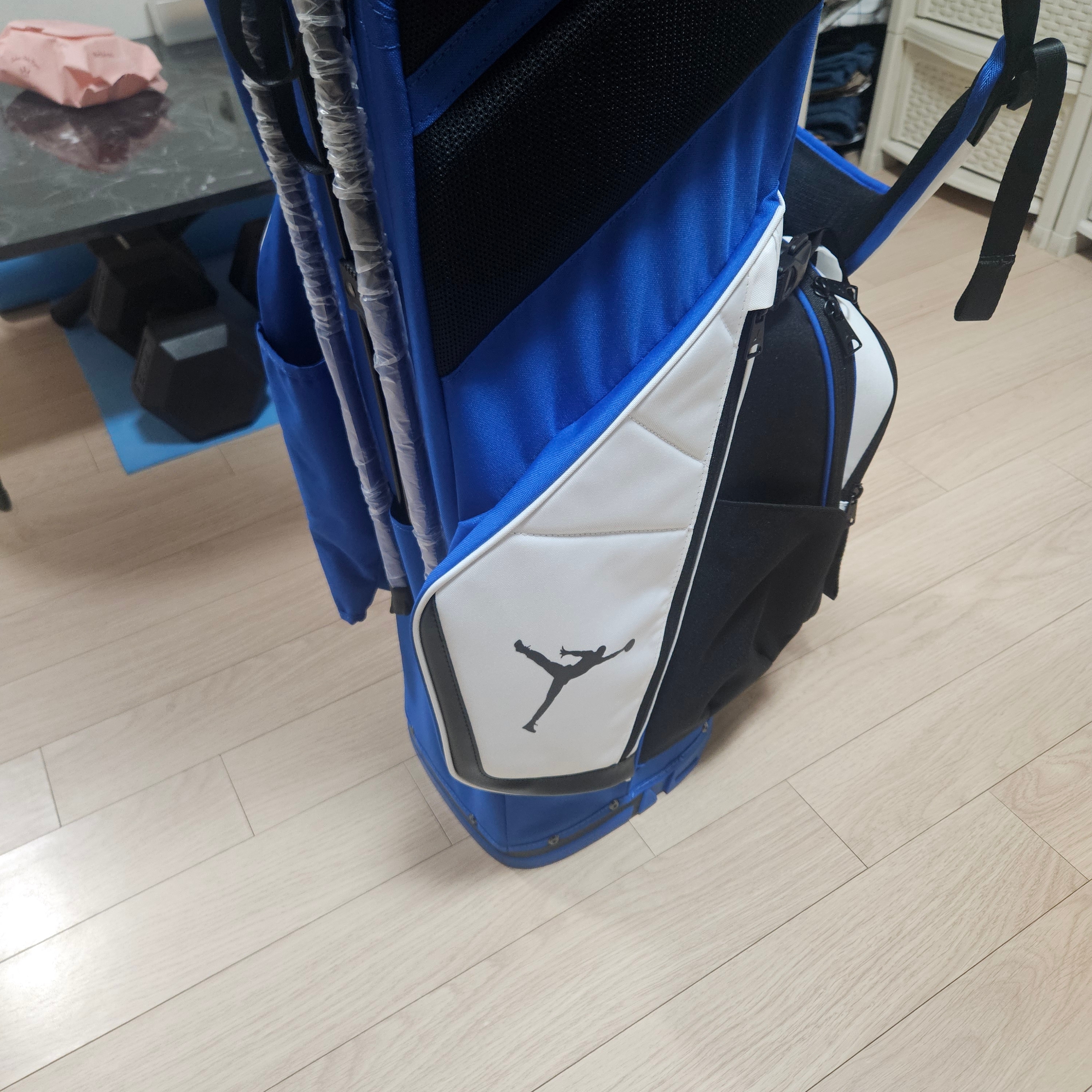 Jordan Fade Away 6-Way Golf Bag White Varsity Royal 착용 스타일 - 3