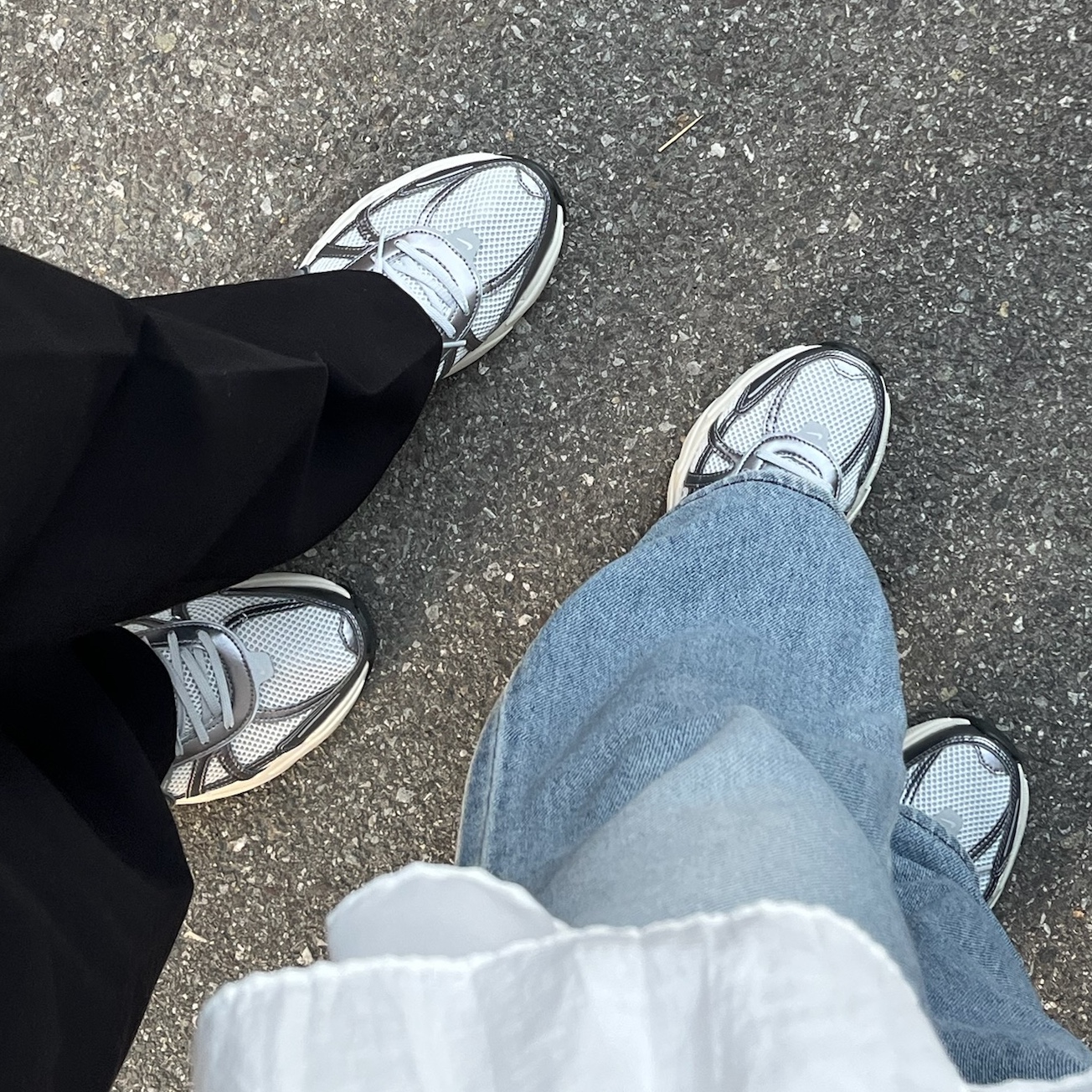 Nike V2K Run Pure Platinum Wolf Grey 착용 스타일