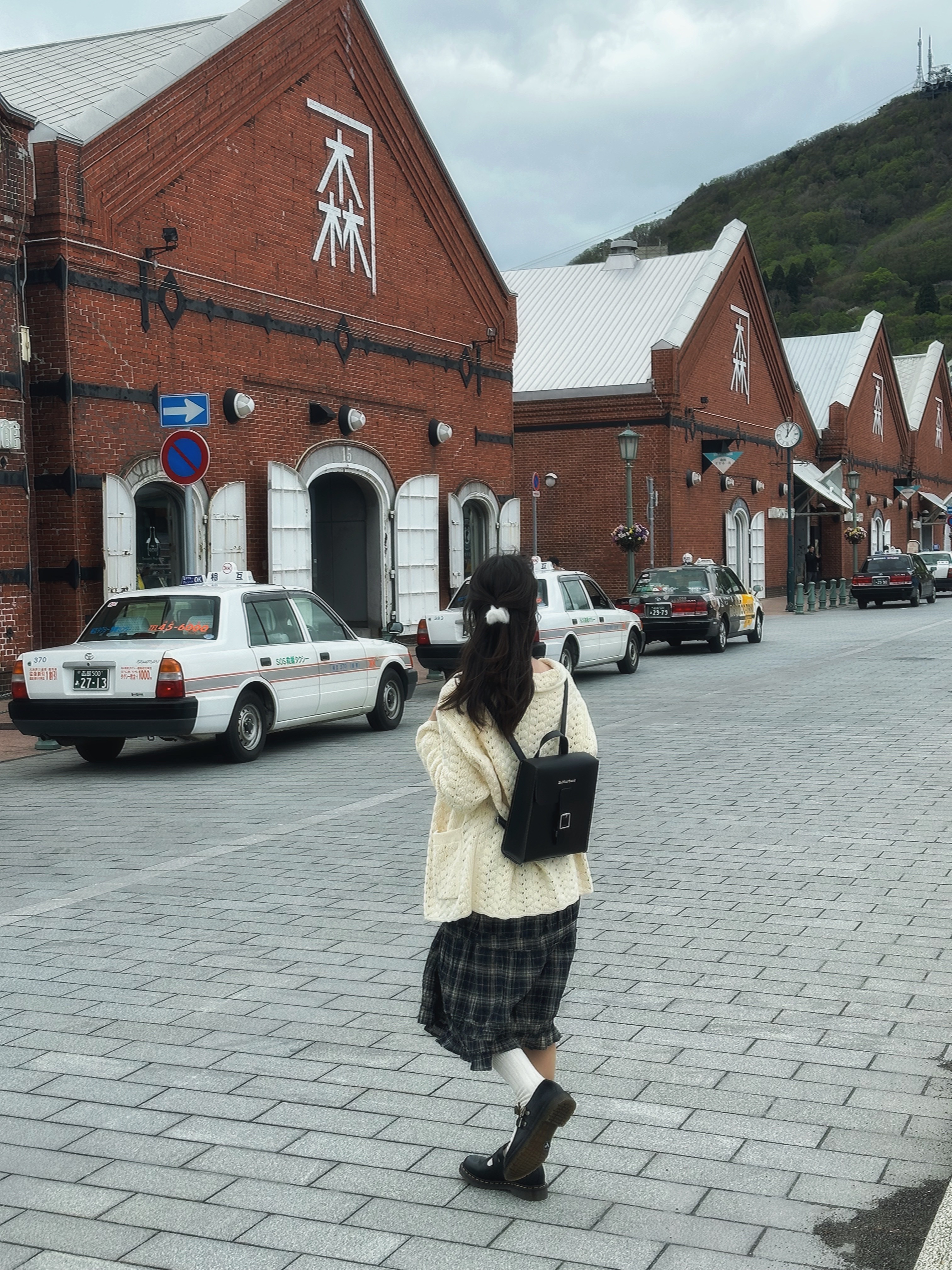 (W) Dr. Martens 8065 Smooth Leather Mary Jane Black, Dr. Martens Mini Leather Backpack Black 착용 스타일 - 4