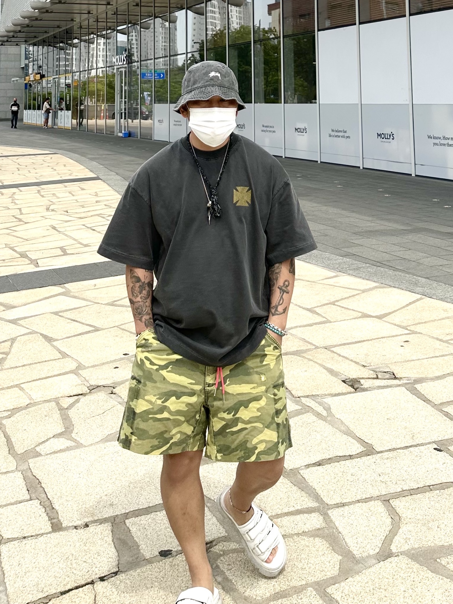 Stussy Washed Stock Bucket Hat Charcoal 착용 스타일 - 2