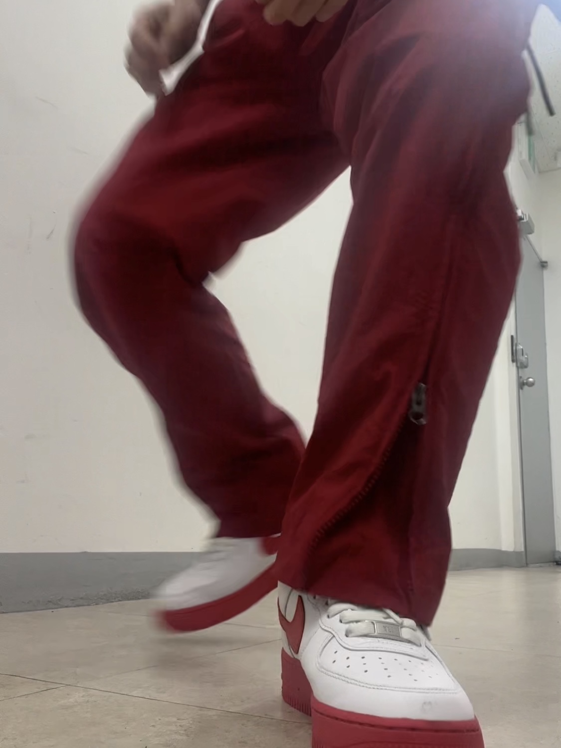 Nike Air Force 1 Low White Red Midsole 착용 스타일 - 5