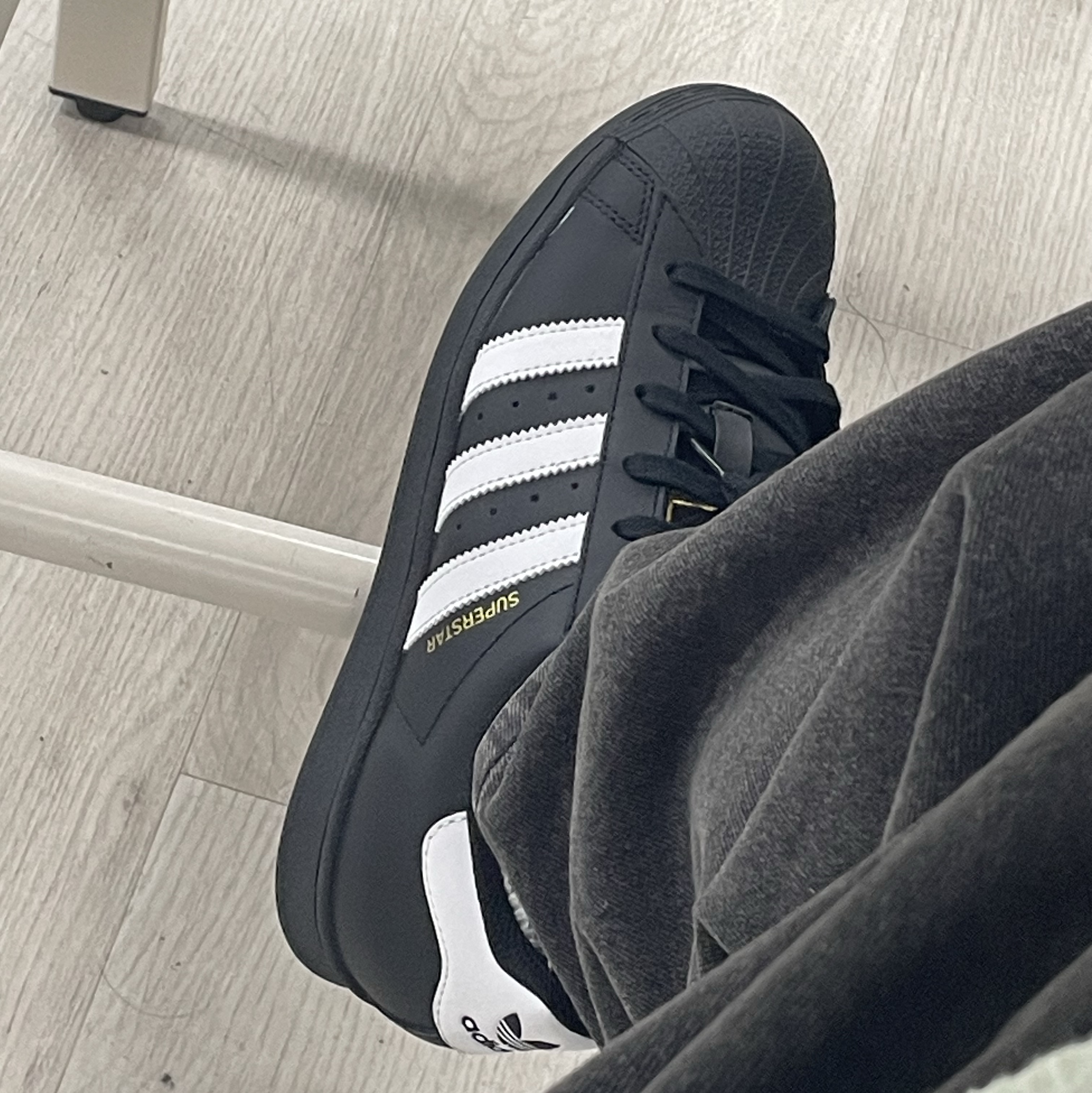 Adidas Superstar Core Black White 착용 스타일 - 1
