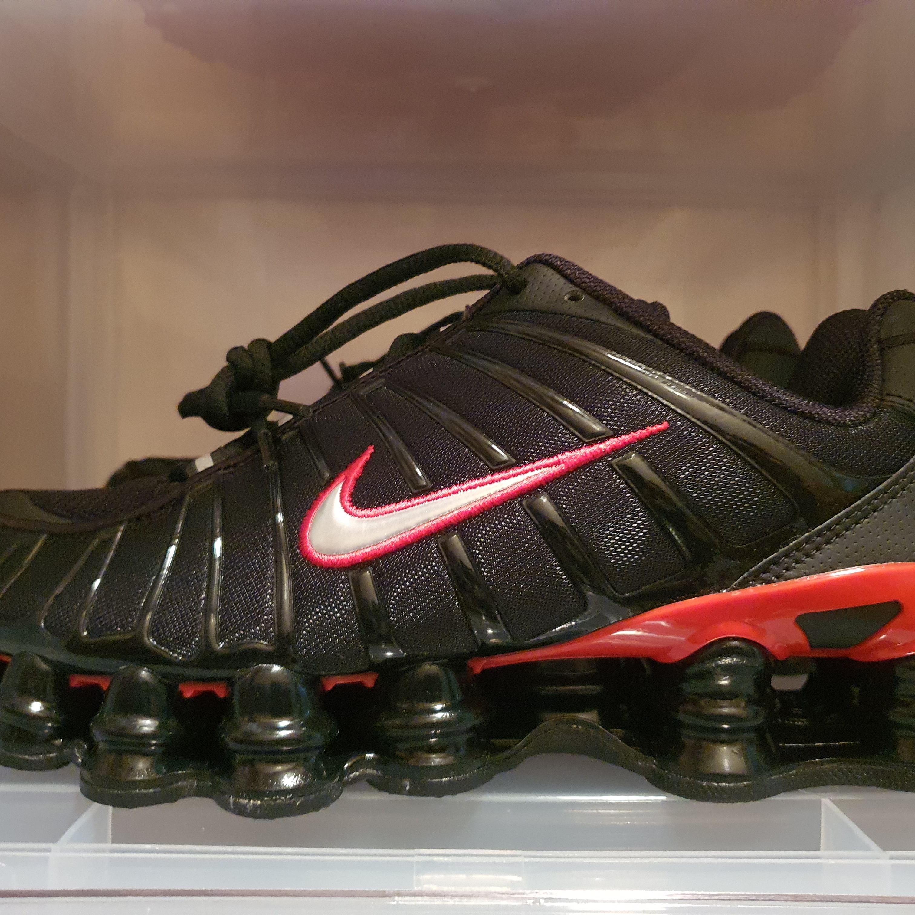 Nike Shox TL Black University Red 착용 스타일