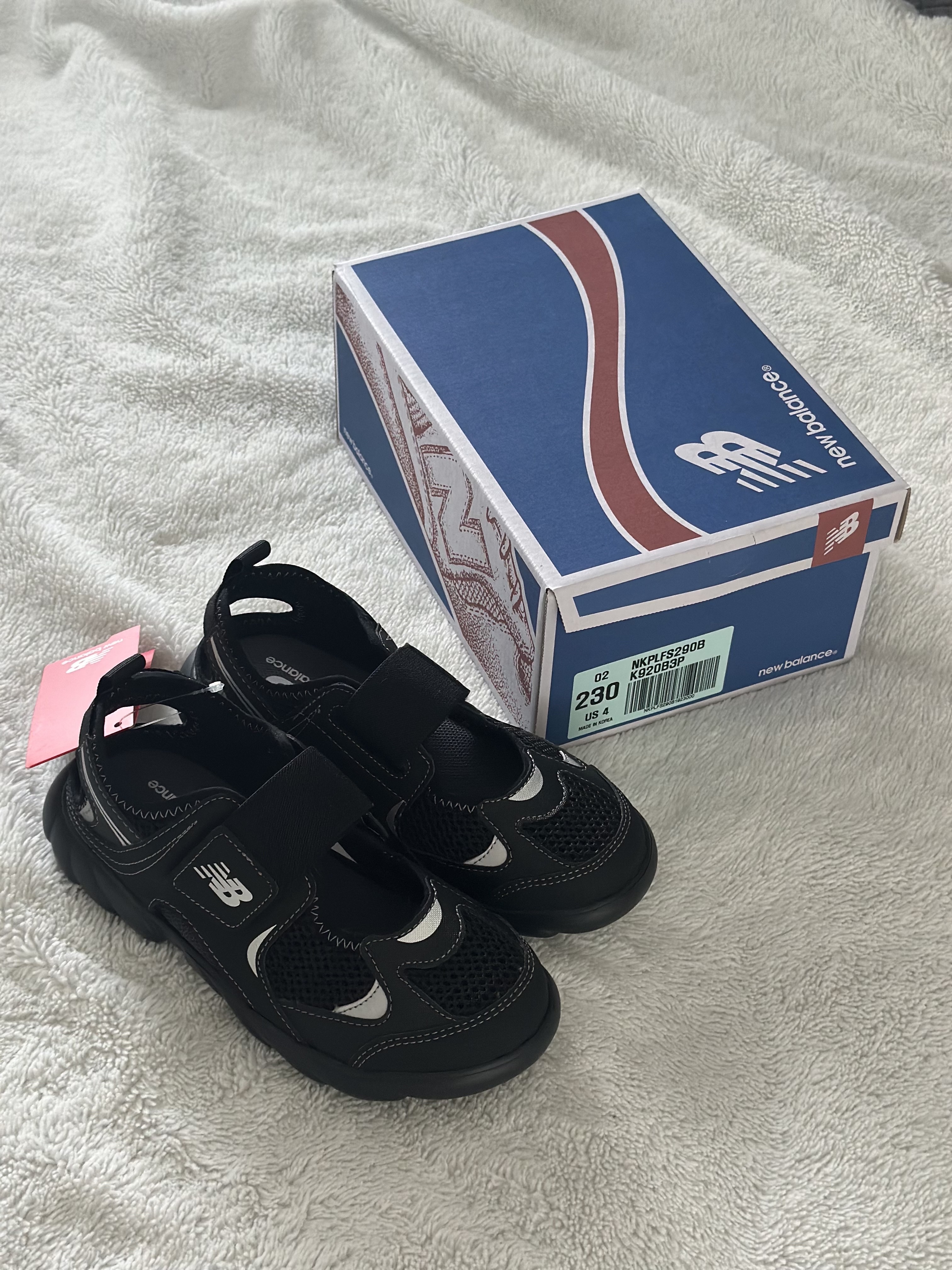 (Kids) New Balance Freedle 920 Sandal Black 착용 스타일 - 4