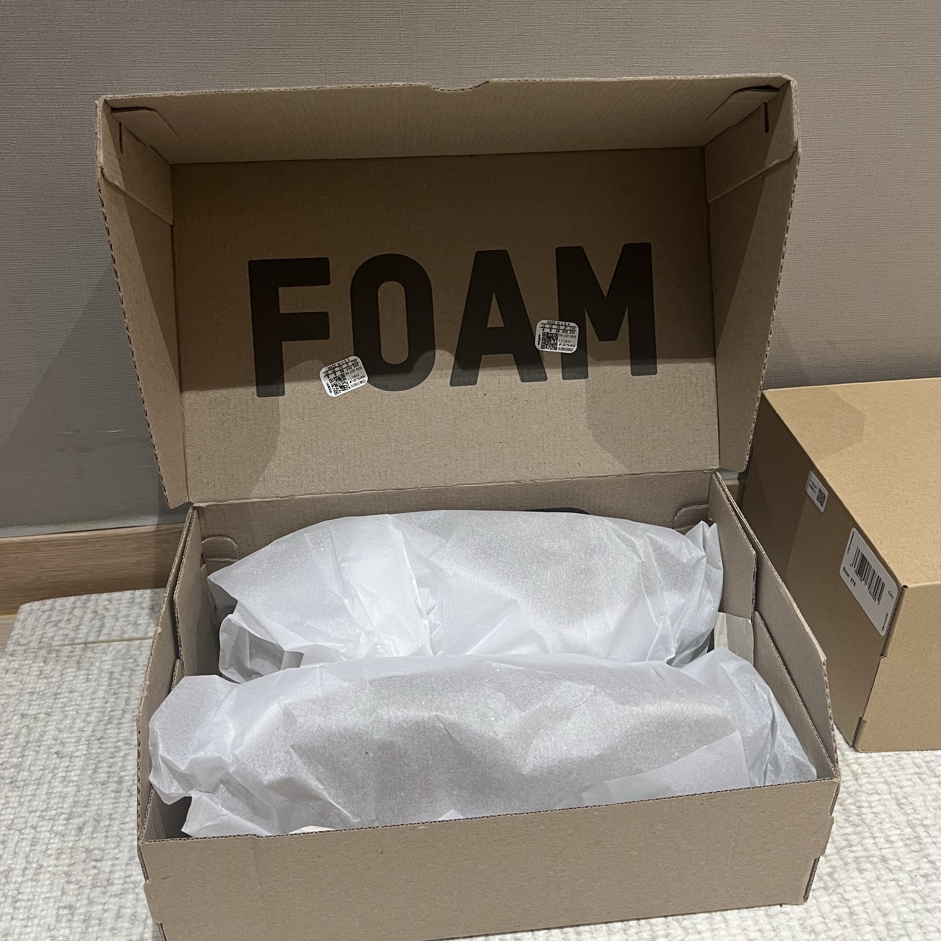 Adidas Yeezy Foam RNNR Clay Taupe 착용 스타일 - 1