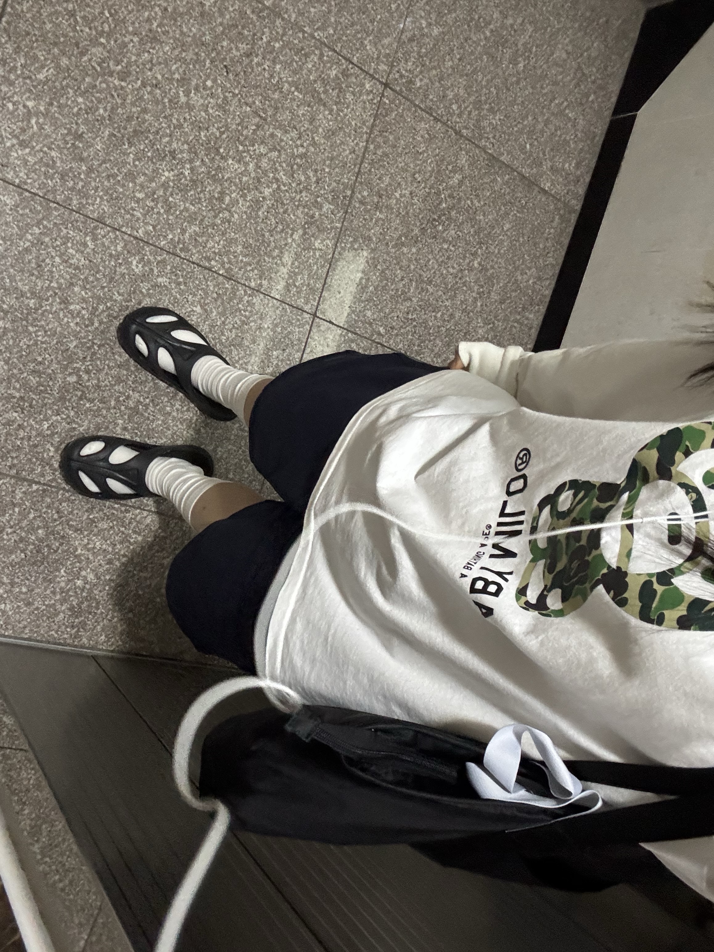 BAPE 1st Camo Crazy Baby Milo L/S T-Shirt White, Keen Shanti Black Dawn Blue 착용 스타일 - 2
