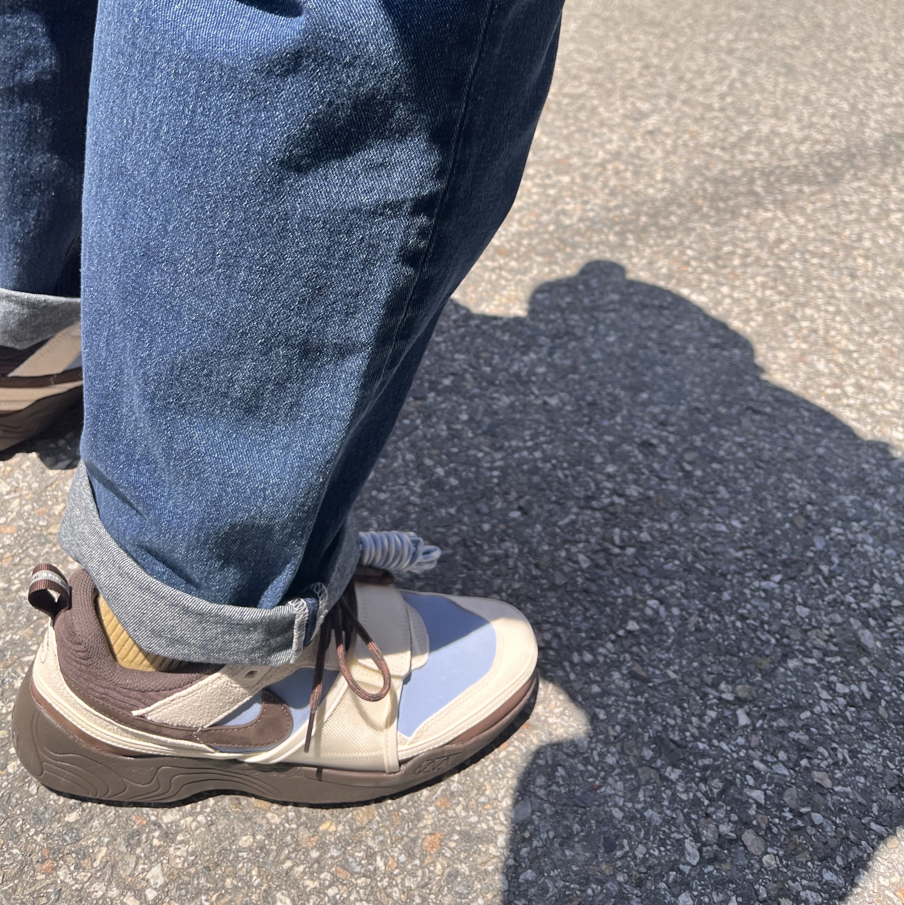 Nike x Travis Scott Zoom Field Jaxx Pale Ivory and Leche Blue 착용 스타일