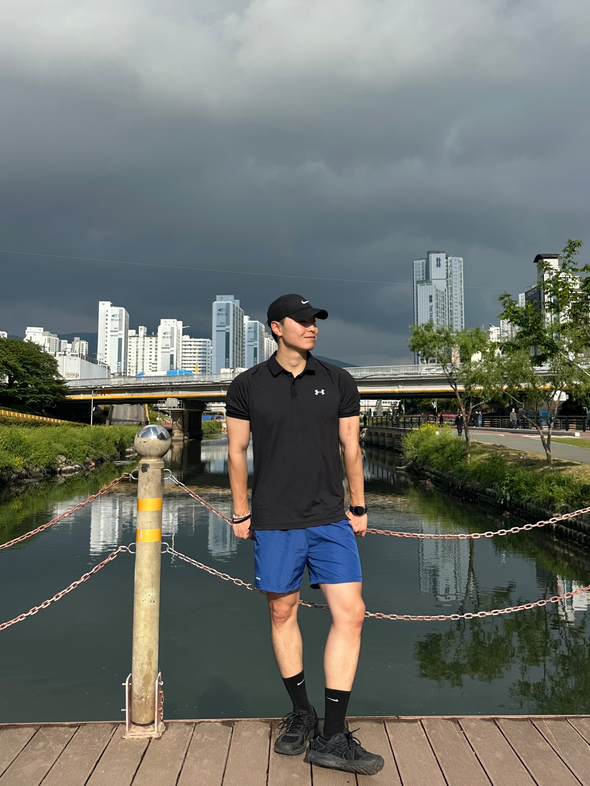 Asics Jog 100 2 Black, Under Armour Matchplay Polo Black Pitch Gray 착용 스타일 - 1