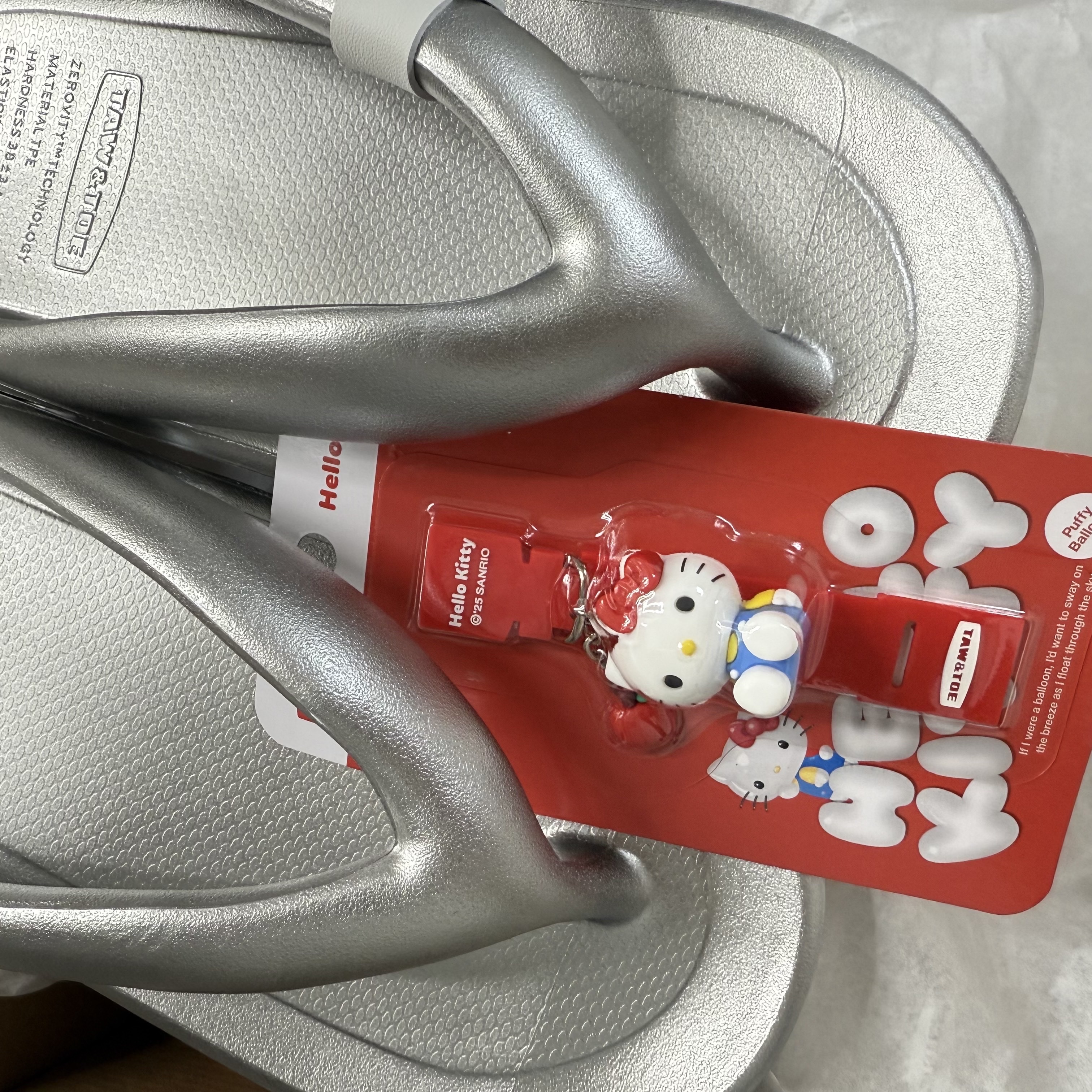 (W) Taw&Toe x Sanrio Flip Flop Zerovity Plumpy Hello Kitty Charm Tag Set Silver, Taw&Toe x Sanrio Hello Kitty Charm Tag Red 착용 스타일