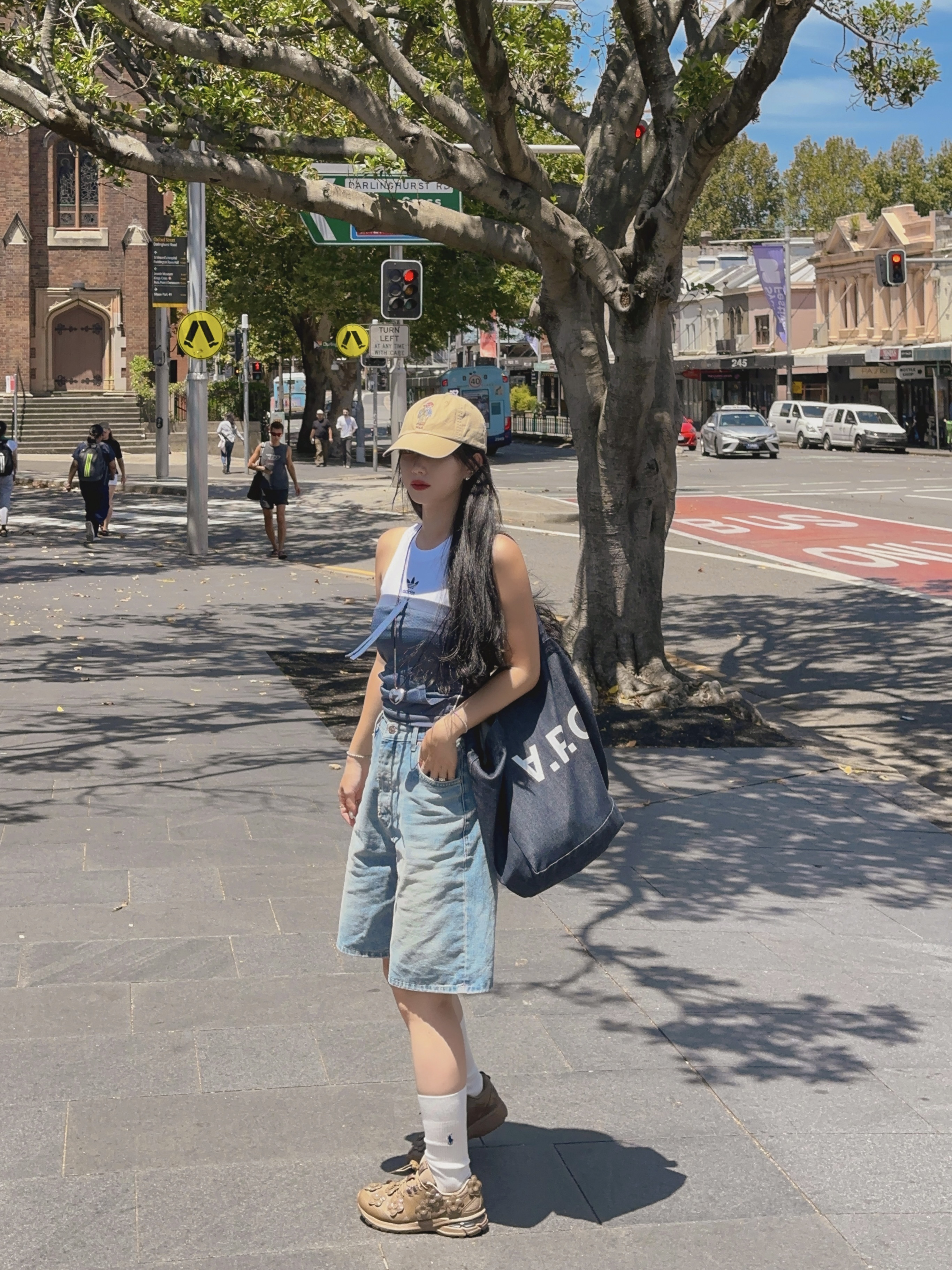 A.P.C. Daniela Shopping Bag Indigo, Asics x Cecilie Bahnsen Gel-Terrain Sepia 착용 스타일 - 1