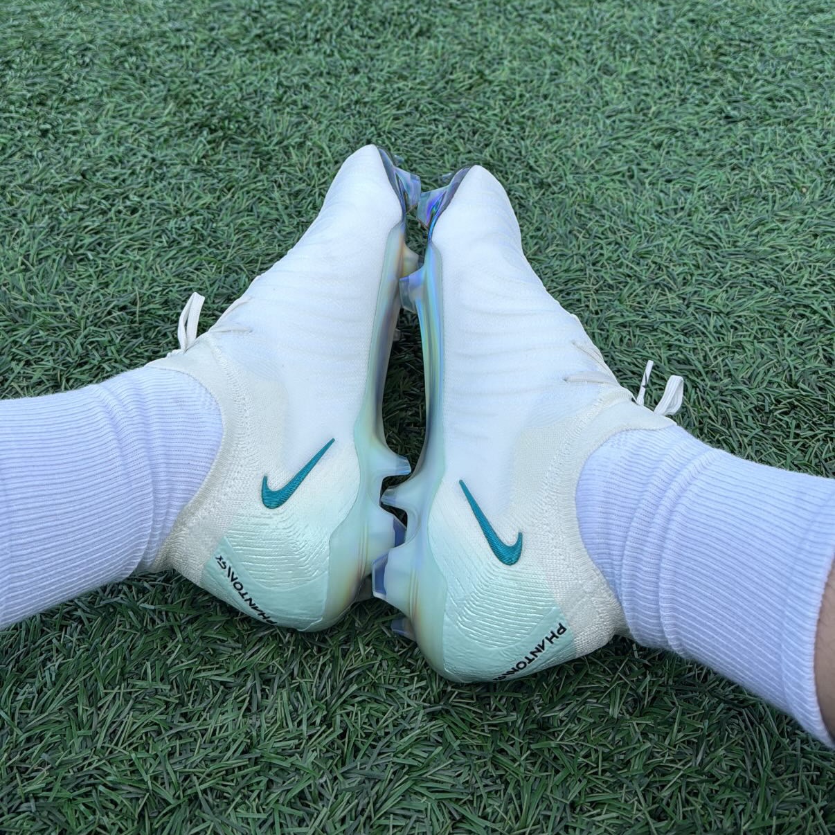 Nike Phantom GX 2 Elite LV8 FG White Multi Colour 착용 스타일