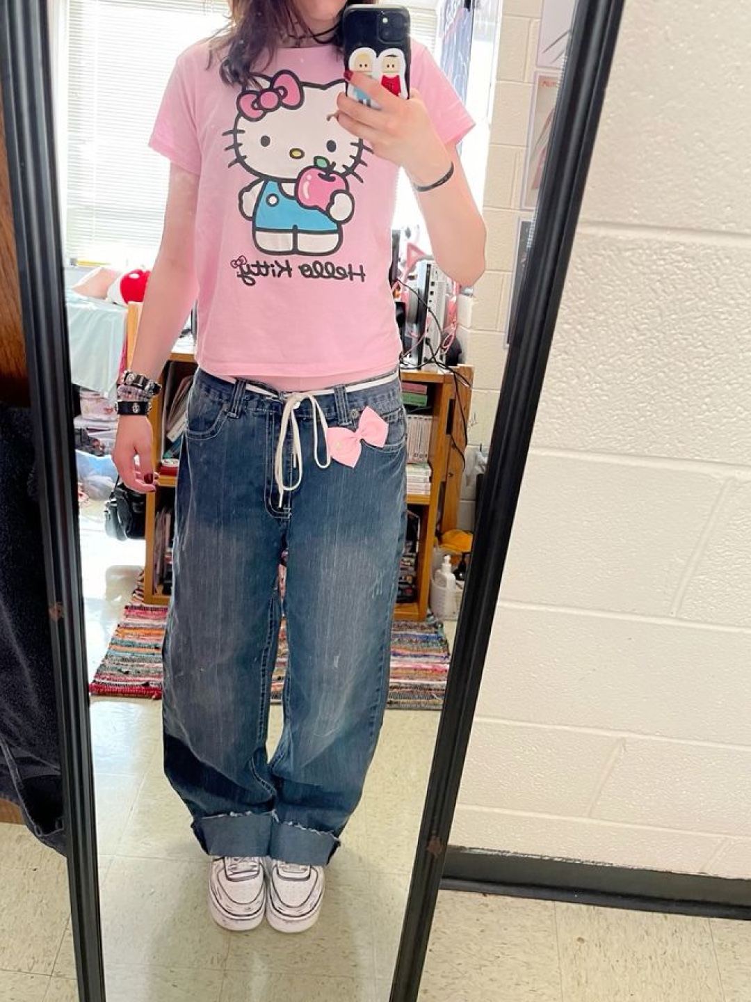BAPE Baby Milo x Hello Kitty T-Shirt White, (W) Taw&Toe x Sanrio Flip Flop Zerovity Plumpy Hello Kitty Charm Tag Set Silver 착용 스타일 - 4