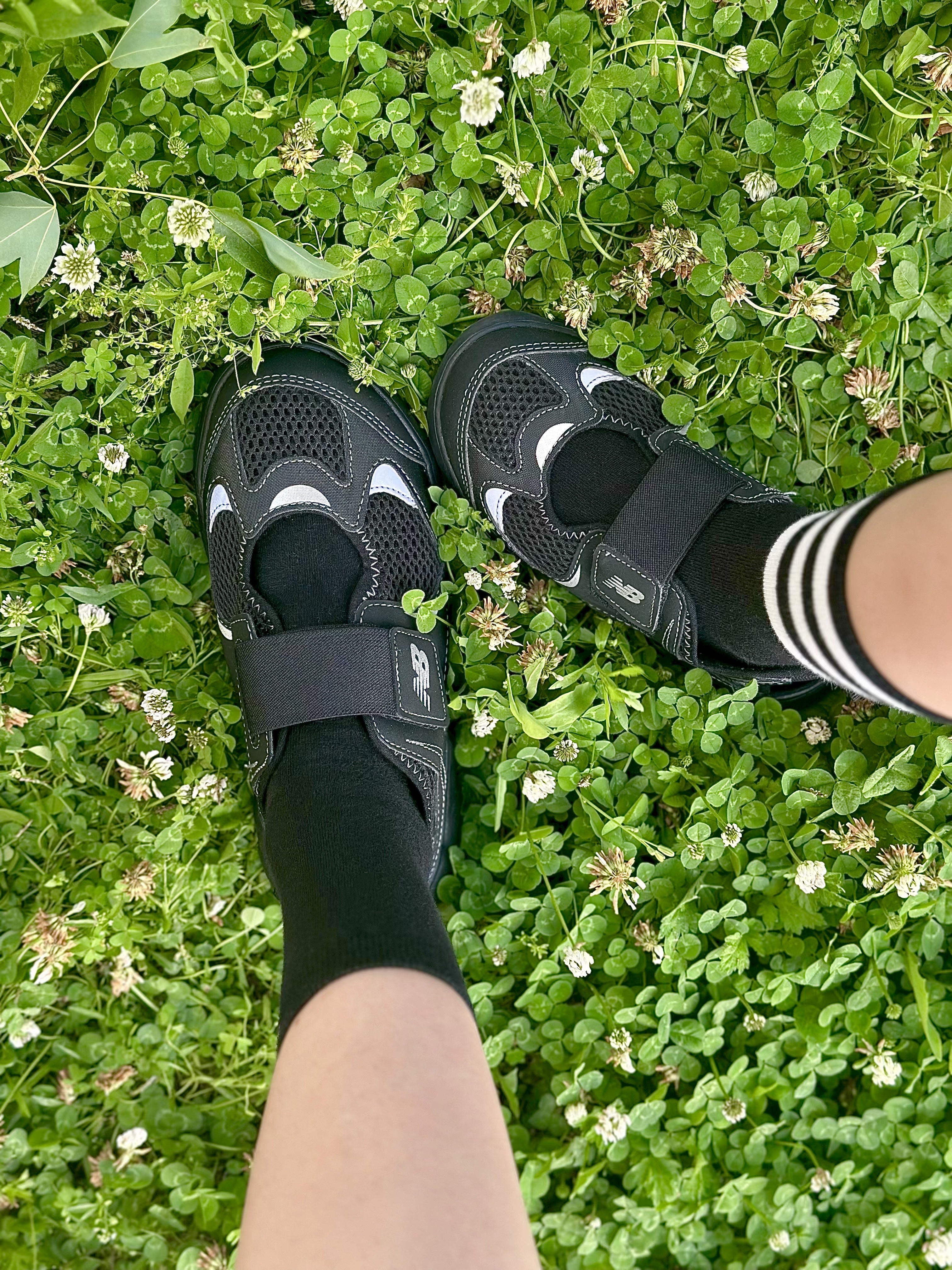 (Kids) New Balance Freedle 920 Sandal Black 착용 스타일 - 2