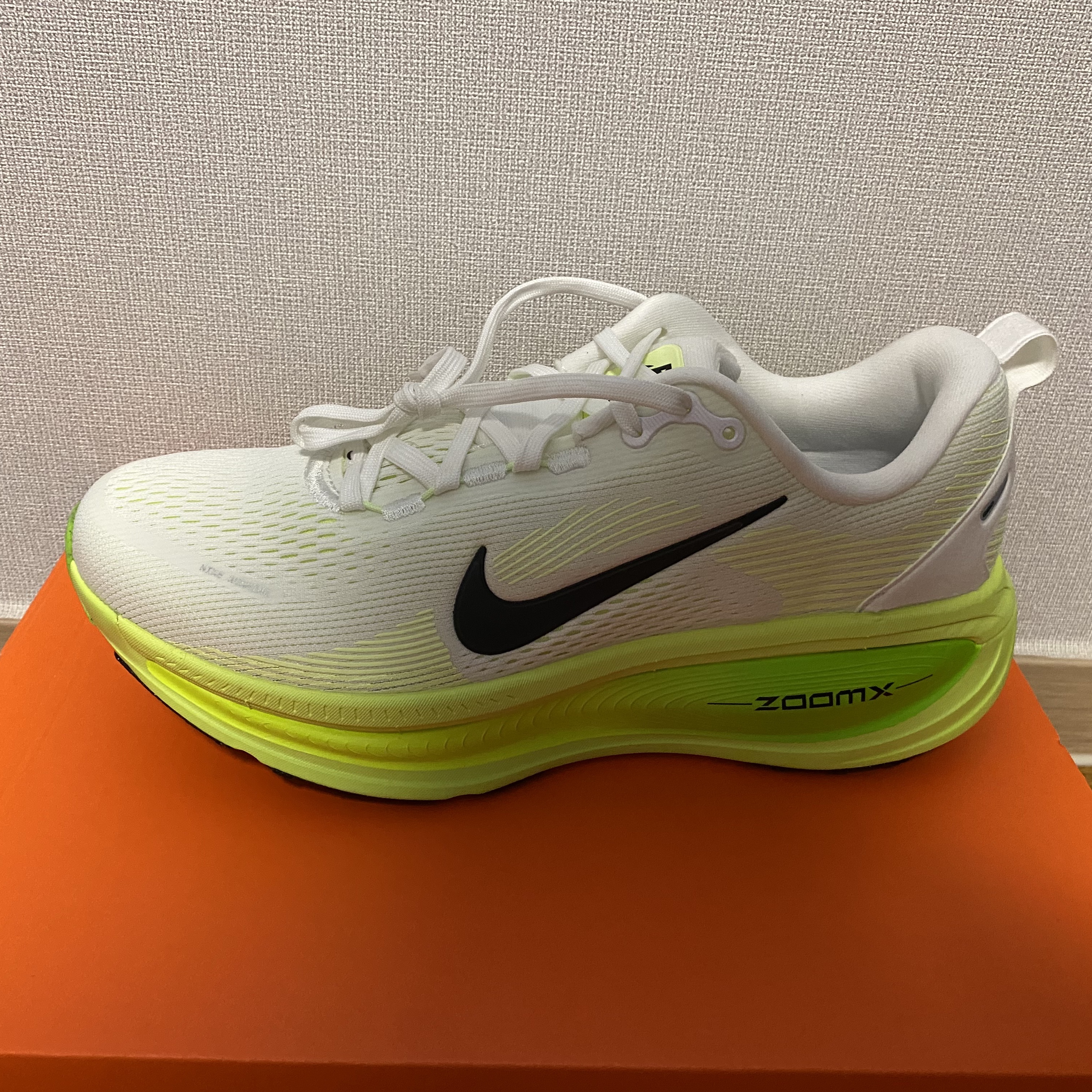 Nike Vomero 18 White Electric Green 착용 스타일