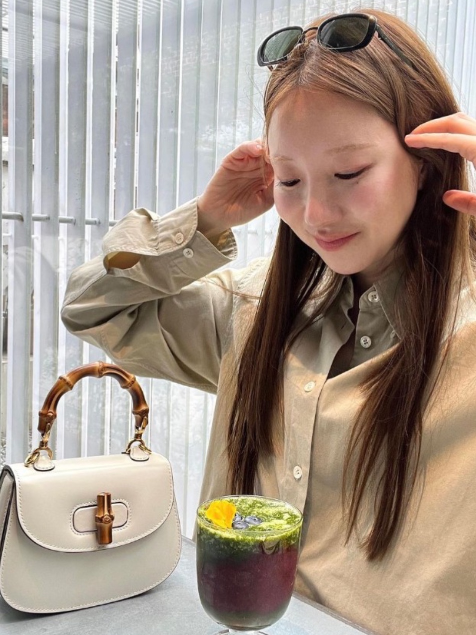 Gucci Bamboo 1947 Mini Top Handle Bag White 착용 스타일 - 3