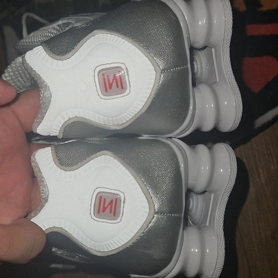 Nike Shox TL Metallic Silver 착용 스타일 - 1