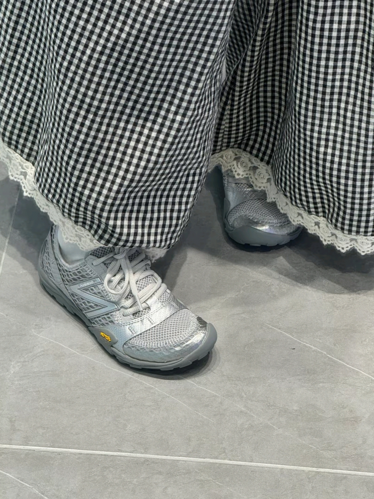 New Balance Minimus MT10O Slate Grey Silver Metallic 착용 스타일