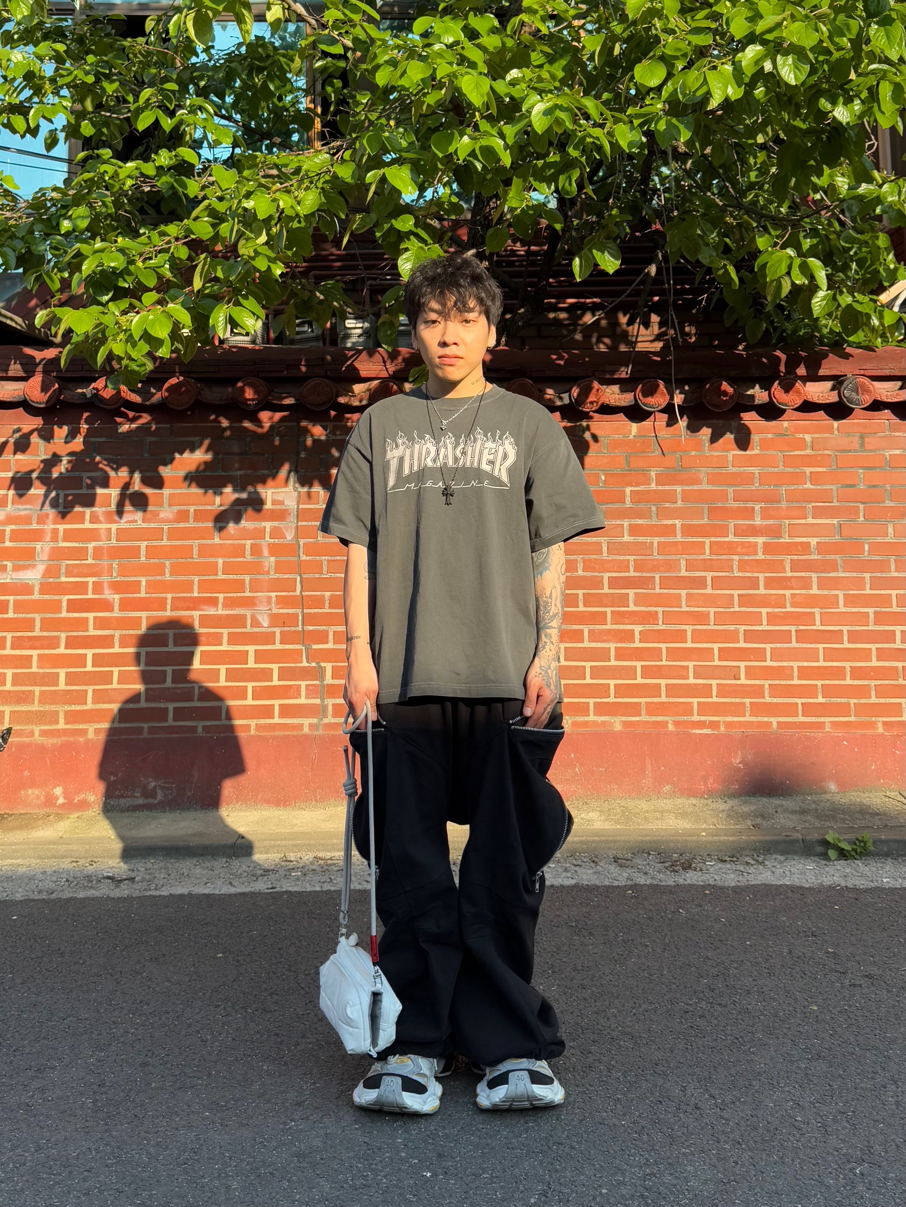 Balenciaga Cargo Sneakers Grey Black Yellow 착용 스타일 - 4