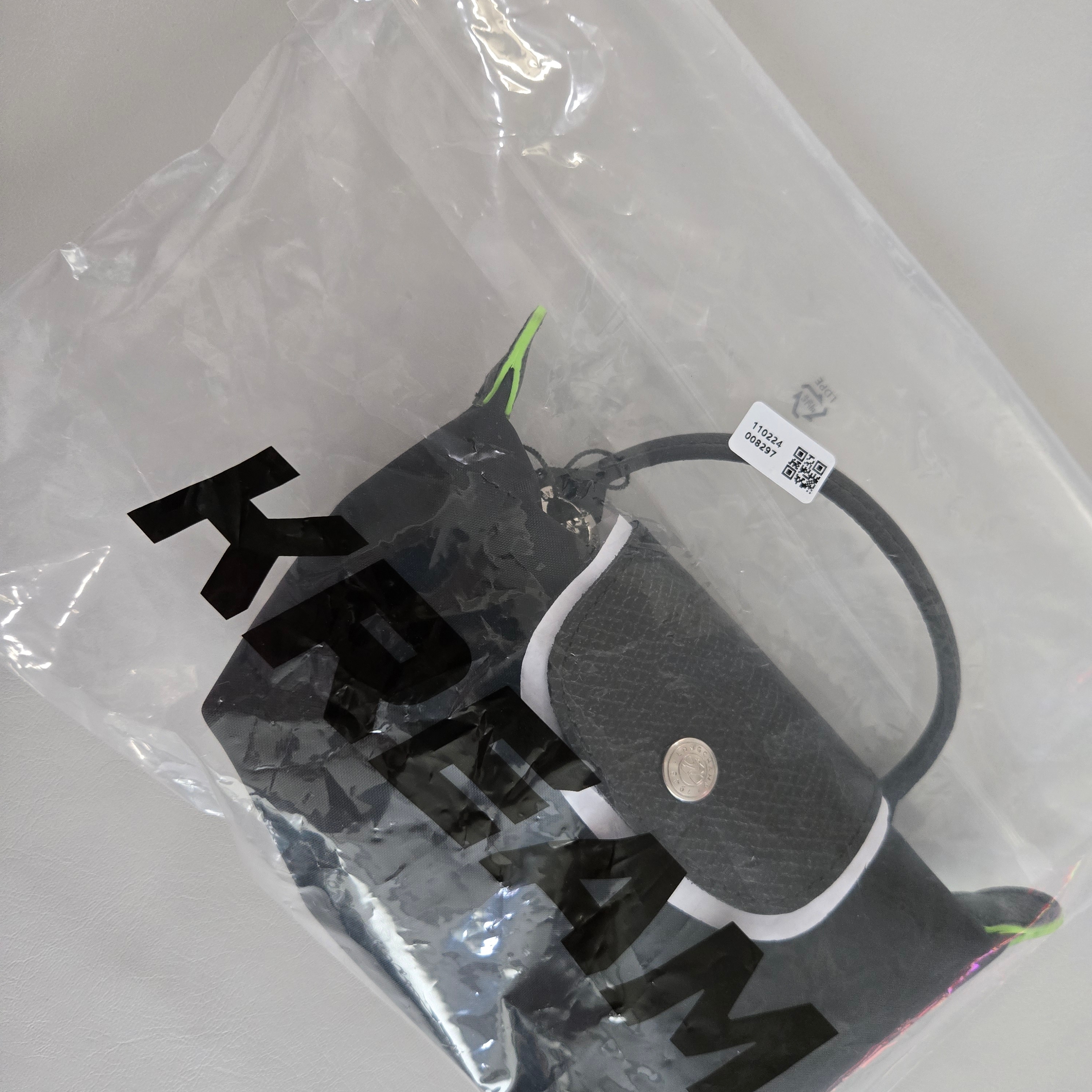 Longchamp Le Pliage Green Handle Pouch Black 착용 스타일